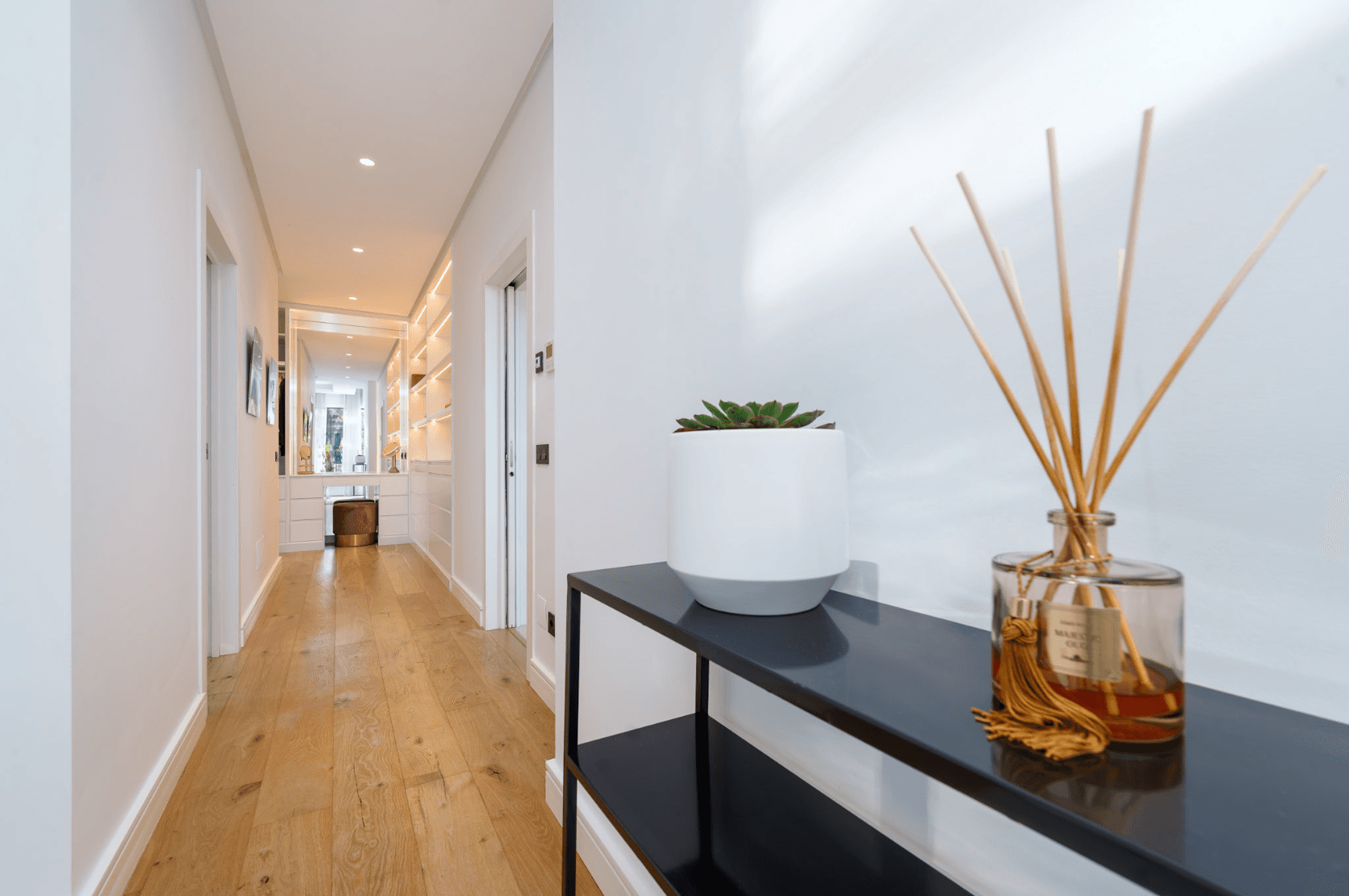 Located in the heart of Nueva Andalucía, this modern villa is situated about 2 km from Puerto Banús, with its wide range