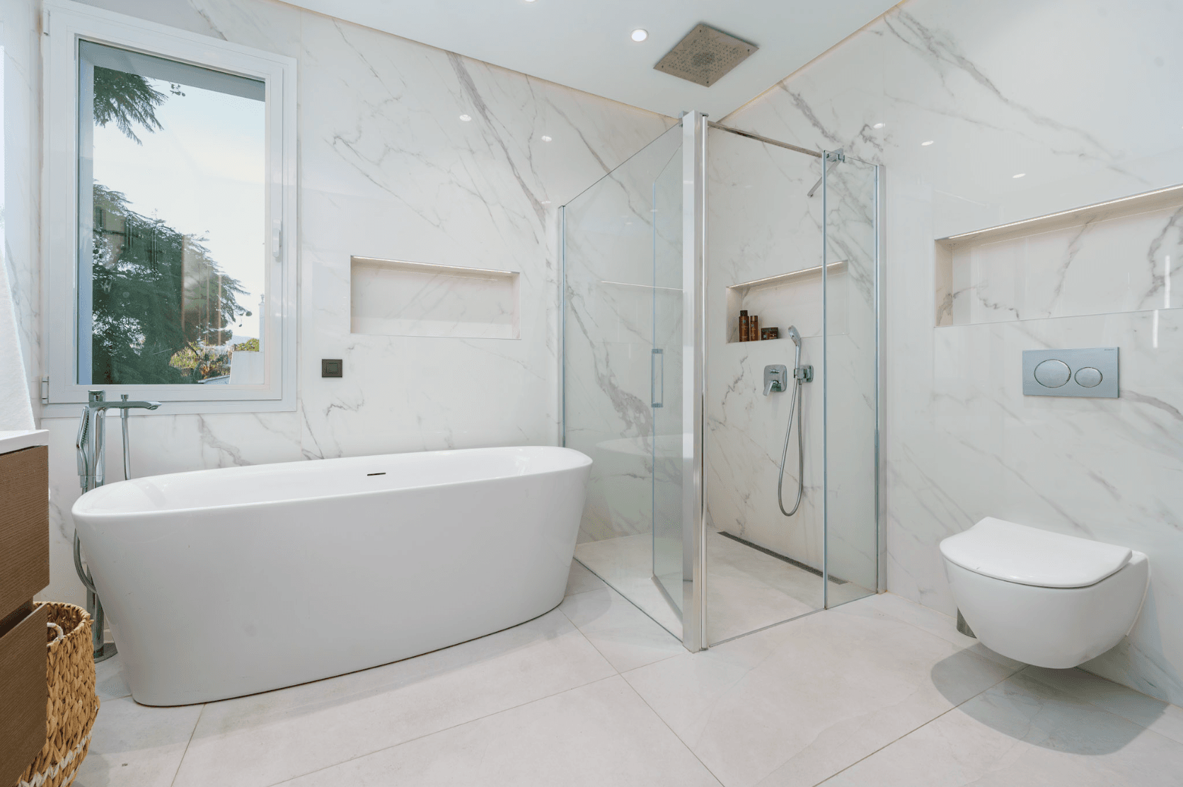 Located in the heart of Nueva Andalucía, this modern villa is situated about 2 km from Puerto Banús, with its wide range