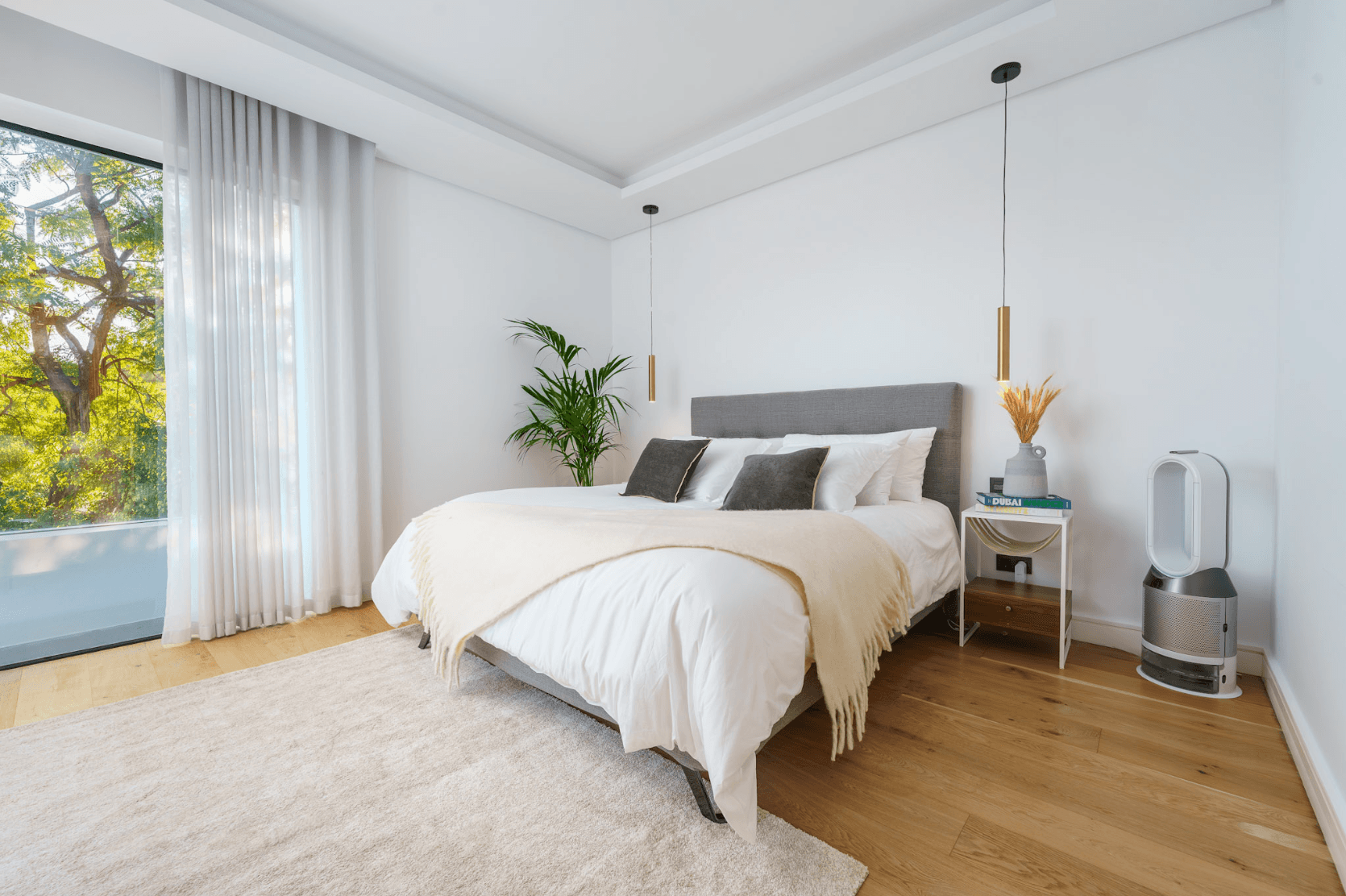Located in the heart of Nueva Andalucía, this modern villa is situated about 2 km from Puerto Banús, with its wide range