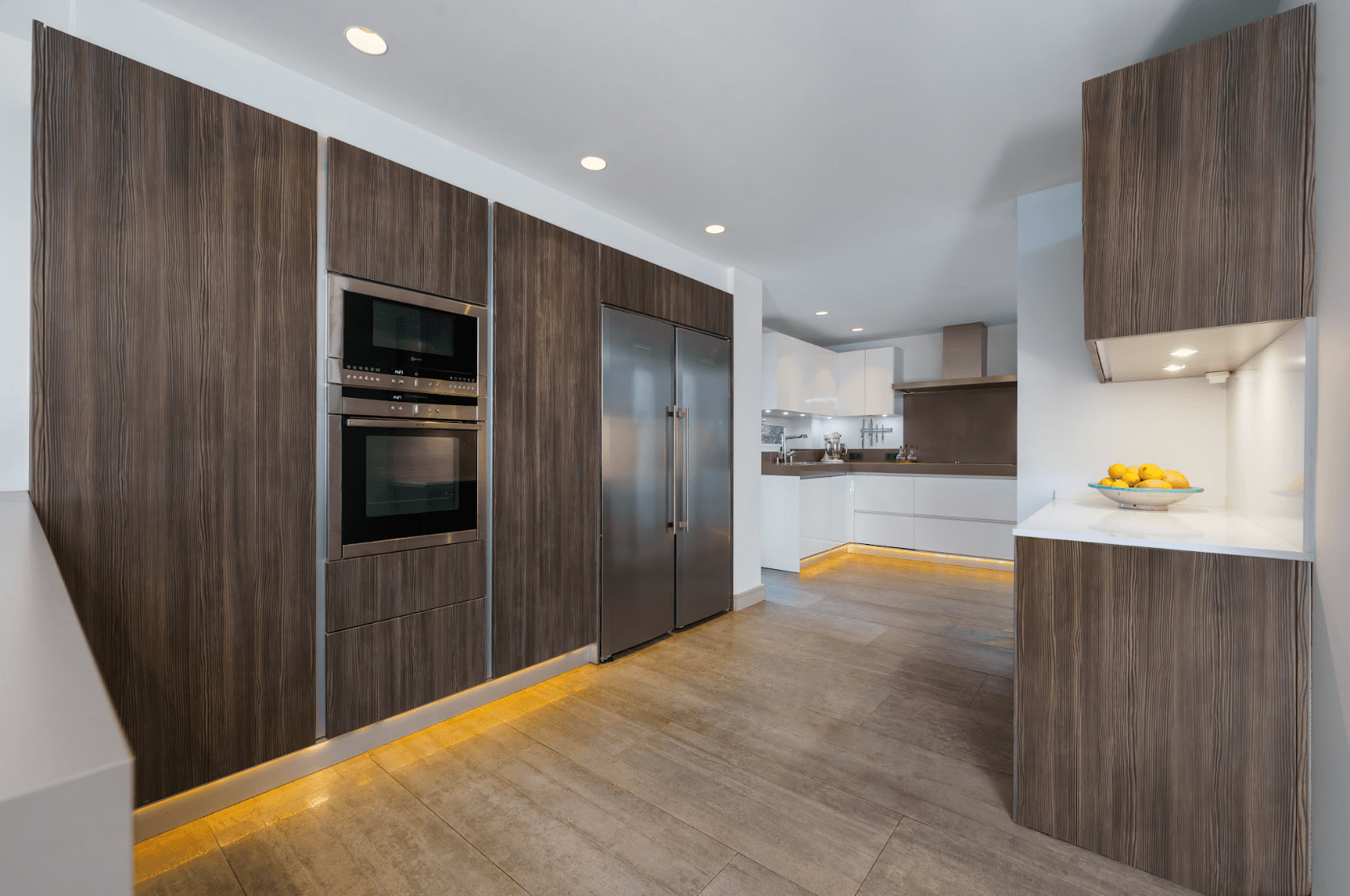 Located in the heart of Nueva Andalucía, this modern villa is situated about 2 km from Puerto Banús, with its wide range