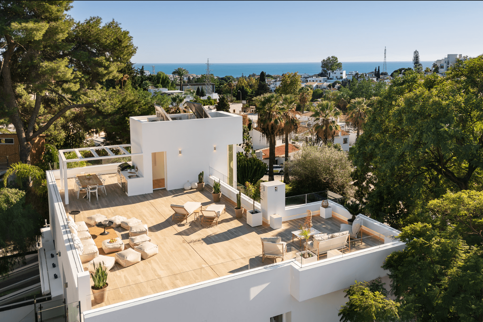 Located in the heart of Nueva Andalucía, this modern villa is situated about 2 km from Puerto Banús, with its wide range
