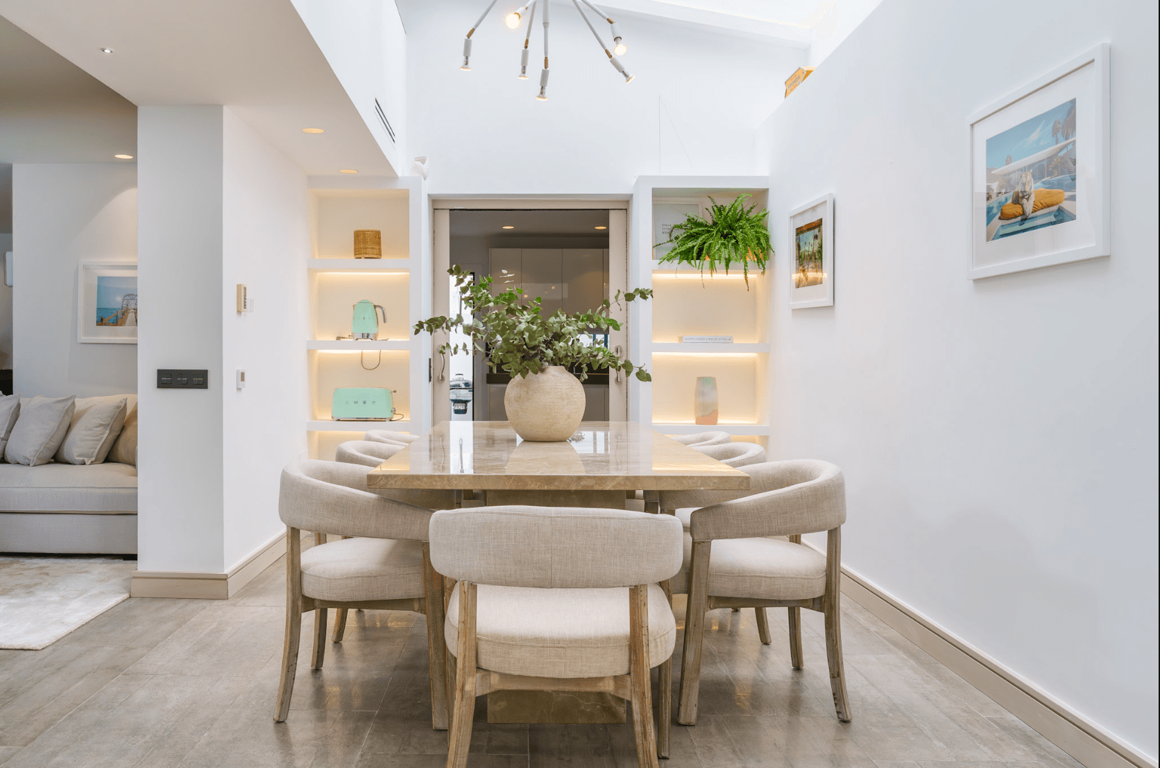 Located in the heart of Nueva Andalucía, this modern villa is situated about 2 km from Puerto Banús, with its wide range