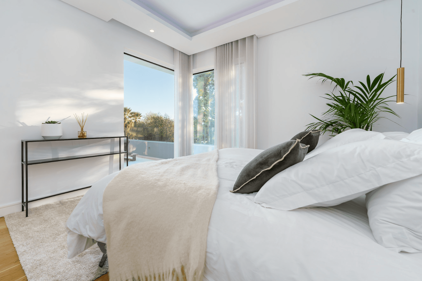 Located in the heart of Nueva Andalucía, this modern villa is situated about 2 km from Puerto Banús, with its wide range