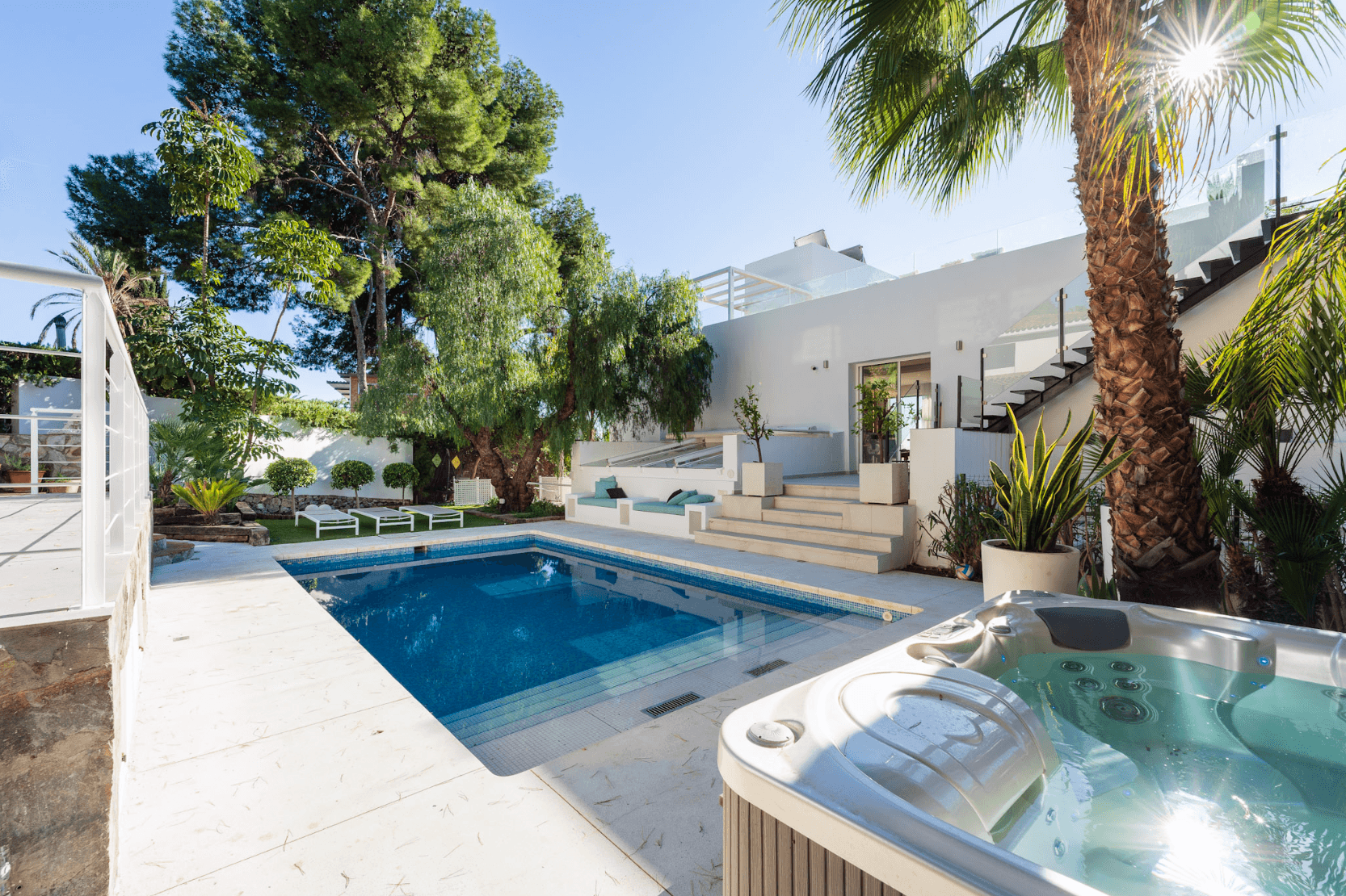 Located in the heart of Nueva Andalucía, this modern villa is situated about 2 km from Puerto Banús, with its wide range