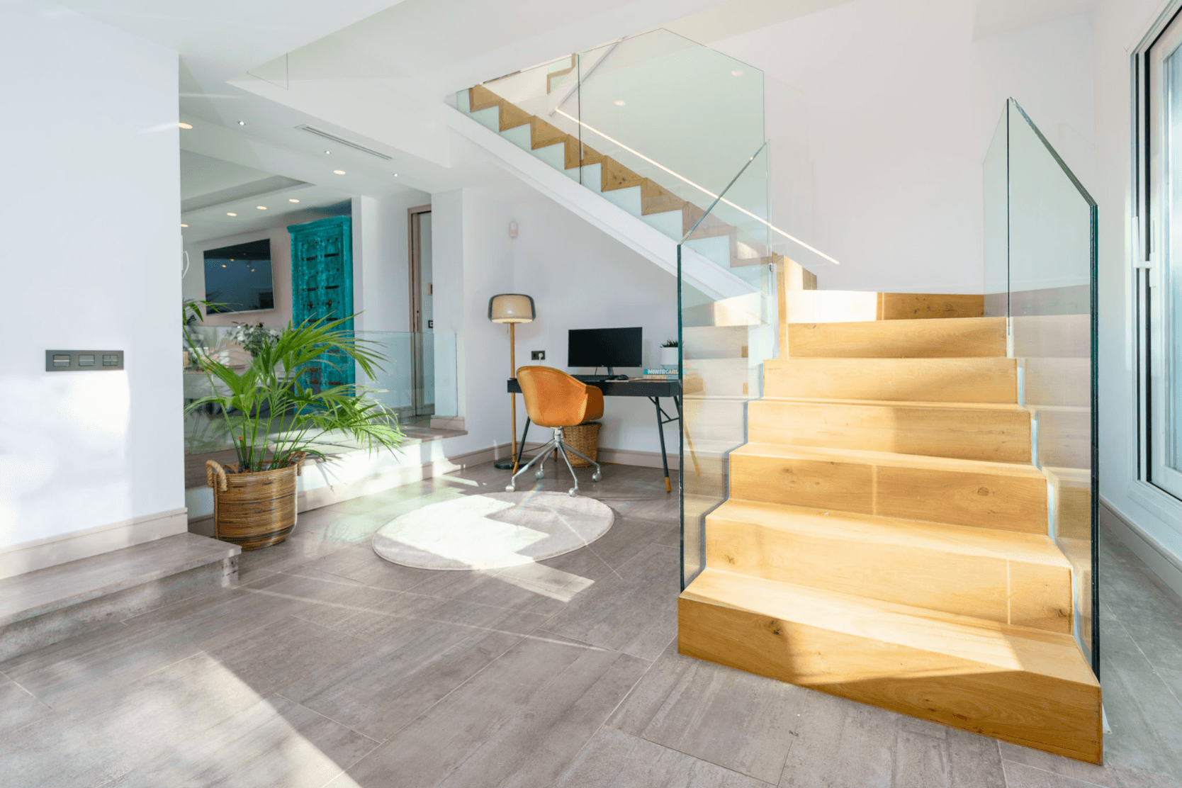Located in the heart of Nueva Andalucía, this modern villa is situated about 2 km from Puerto Banús, with its wide range