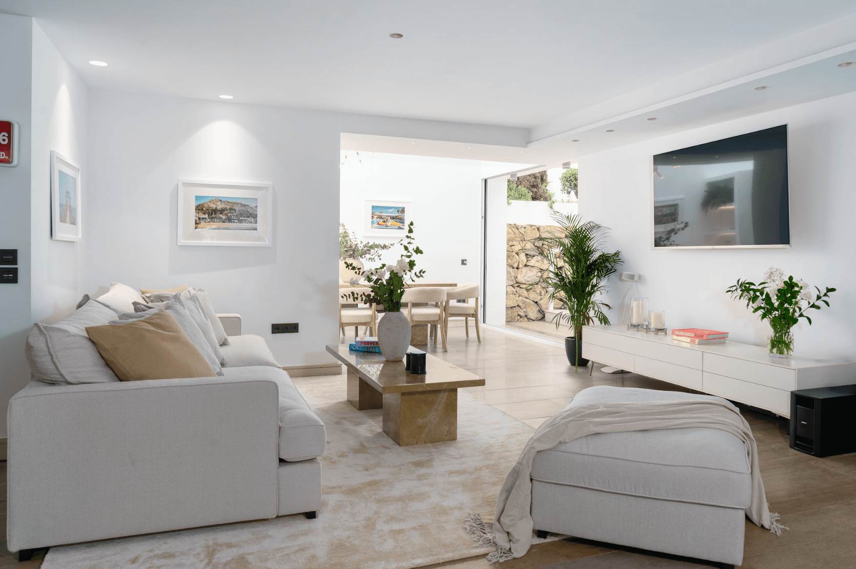 Located in the heart of Nueva Andalucía, this modern villa is situated about 2 km from Puerto Banús, with its wide range