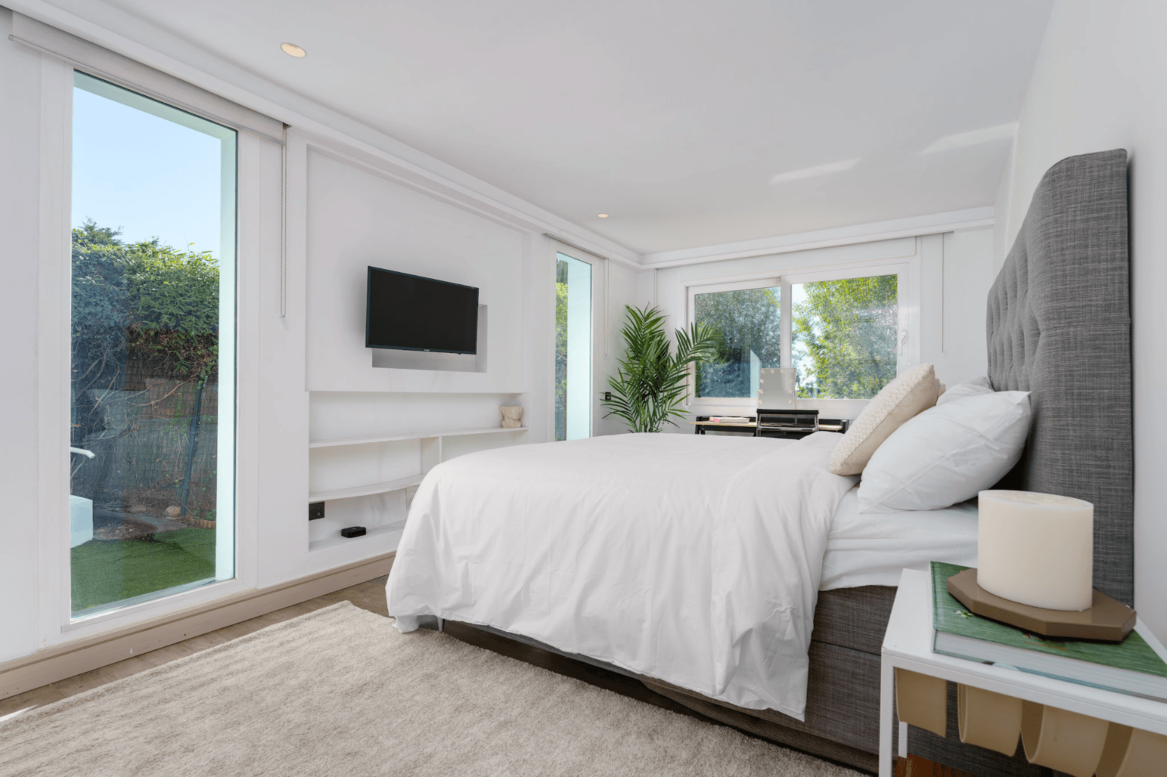 Located in the heart of Nueva Andalucía, this modern villa is situated about 2 km from Puerto Banús, with its wide range