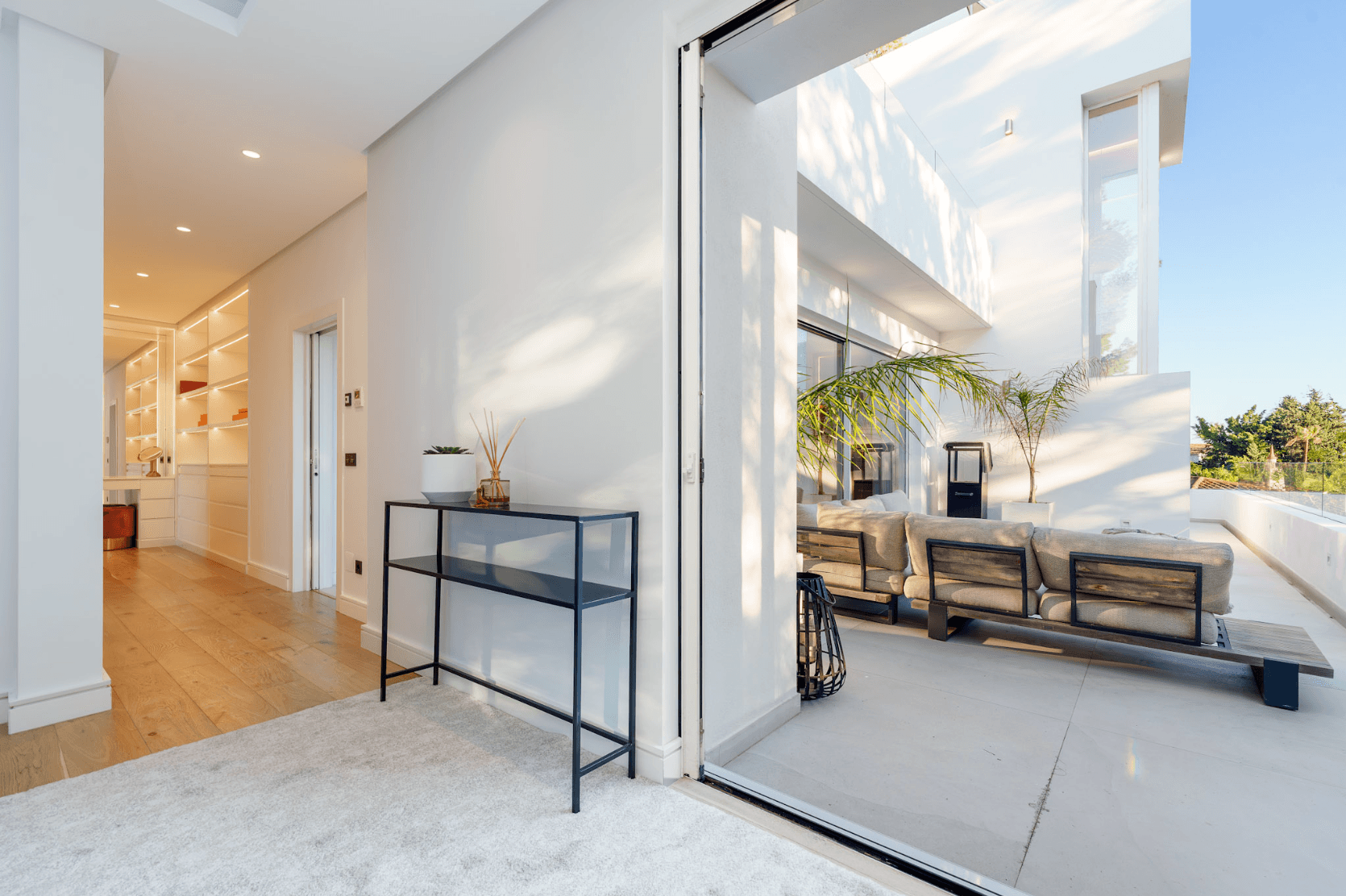 Located in the heart of Nueva Andalucía, this modern villa is situated about 2 km from Puerto Banús, with its wide range