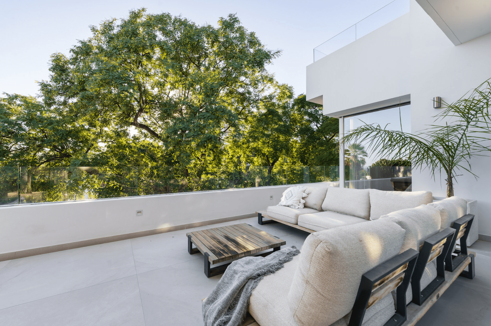 Located in the heart of Nueva Andalucía, this modern villa is situated about 2 km from Puerto Banús, with its wide range