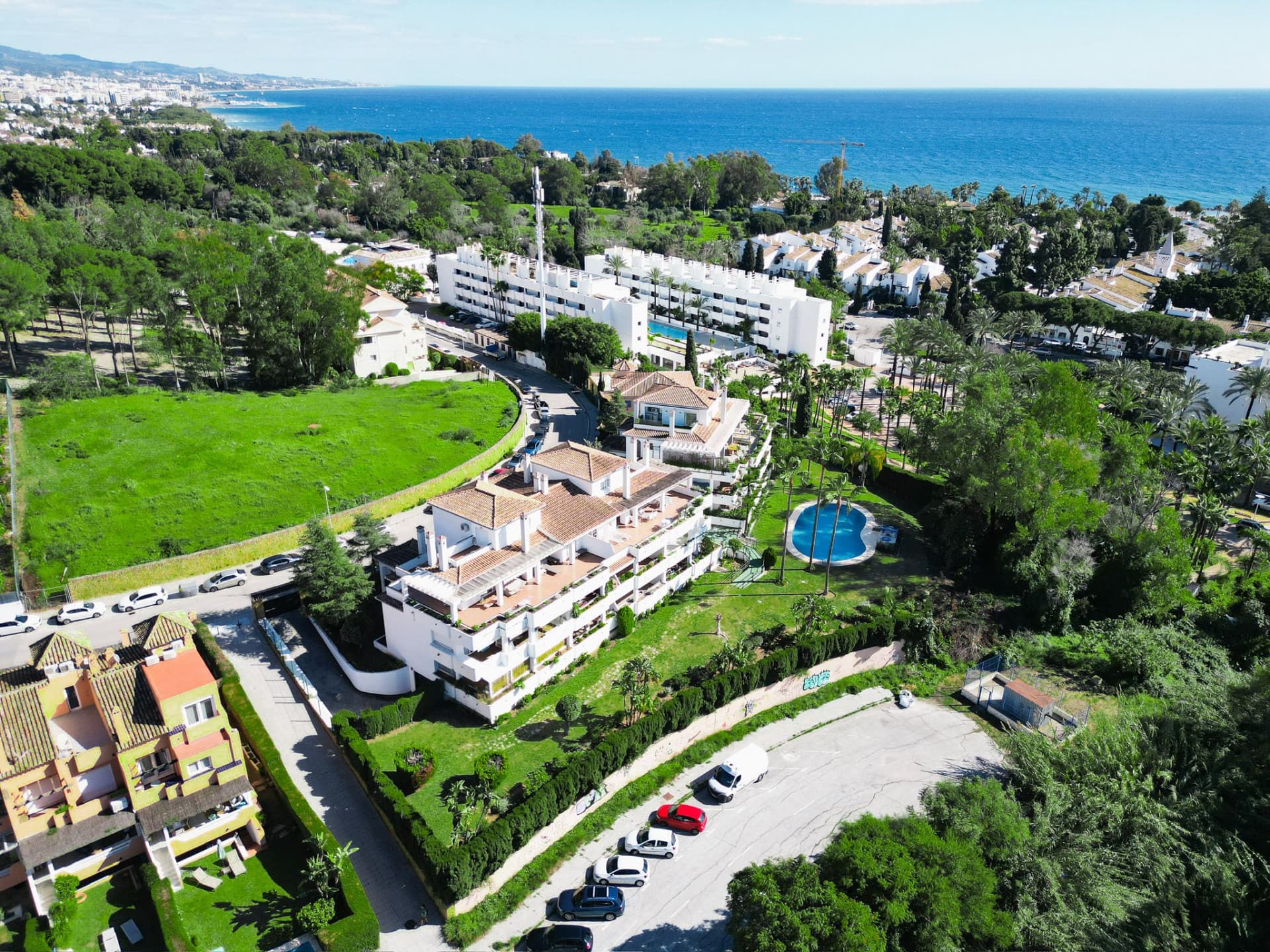 Sofisticación en la Milla de Oro: Apartamento de Lujo en Balcón de Puente Romano Ubicado en la prestigiosa comunidad cer