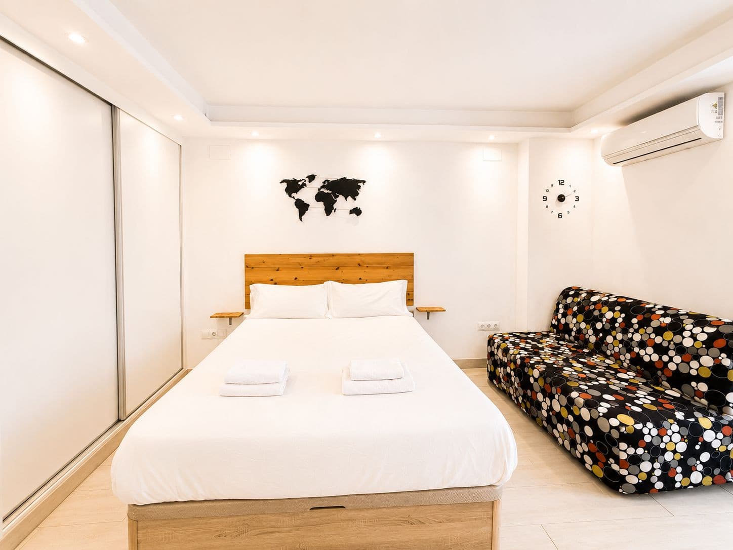 Benalmádena – Arroyo de la Miel | Renovated studio with tourist license and partial sea views For sale, a cozy, complete