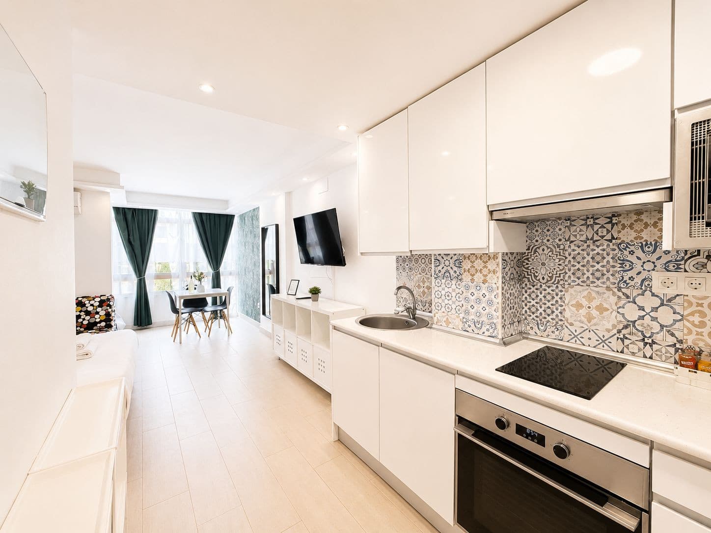 Benalmádena – Arroyo de la Miel | Renovated studio with tourist license and partial sea views For sale, a cozy, complete