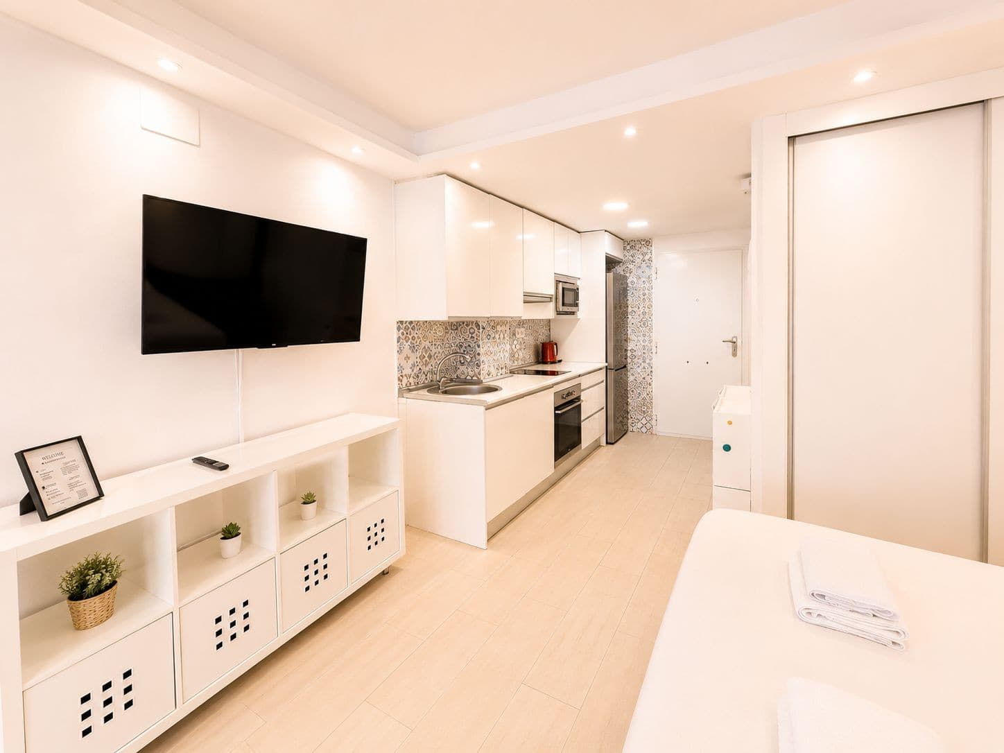 Benalmádena – Arroyo de la Miel | Renovated studio with tourist license and partial sea views For sale, a cozy, complete