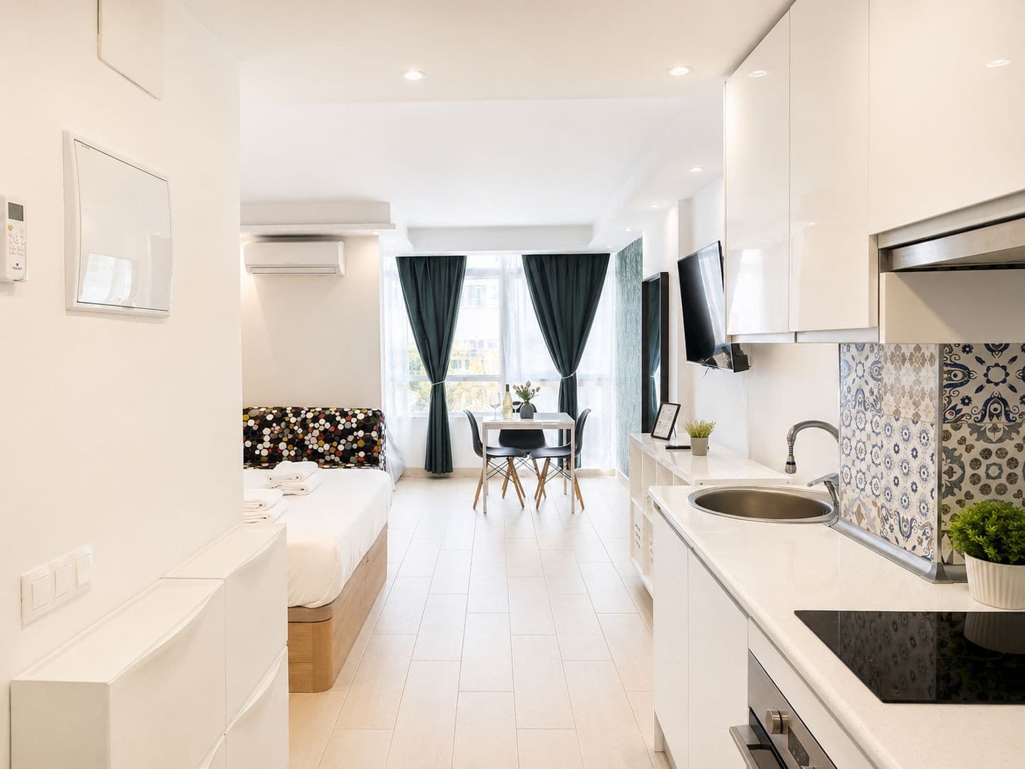Benalmádena – Arroyo de la Miel | Renovated studio with tourist license and partial sea views For sale, a cozy, complete