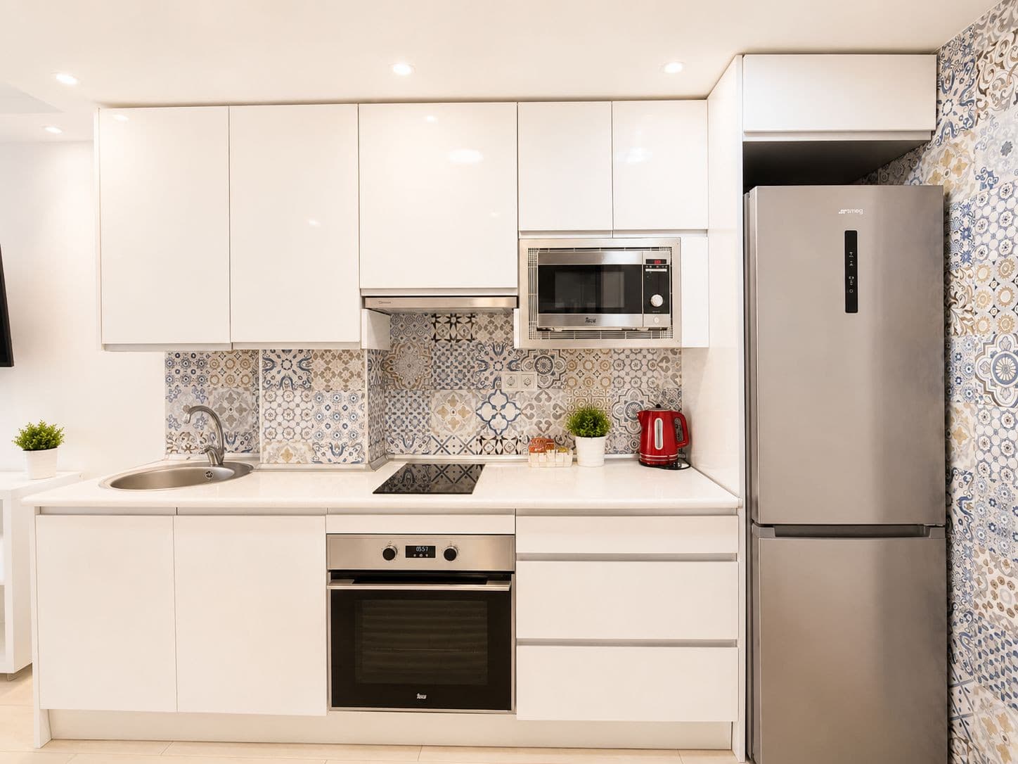 Benalmádena – Arroyo de la Miel | Renovated studio with tourist license and partial sea views For sale, a cozy, complete