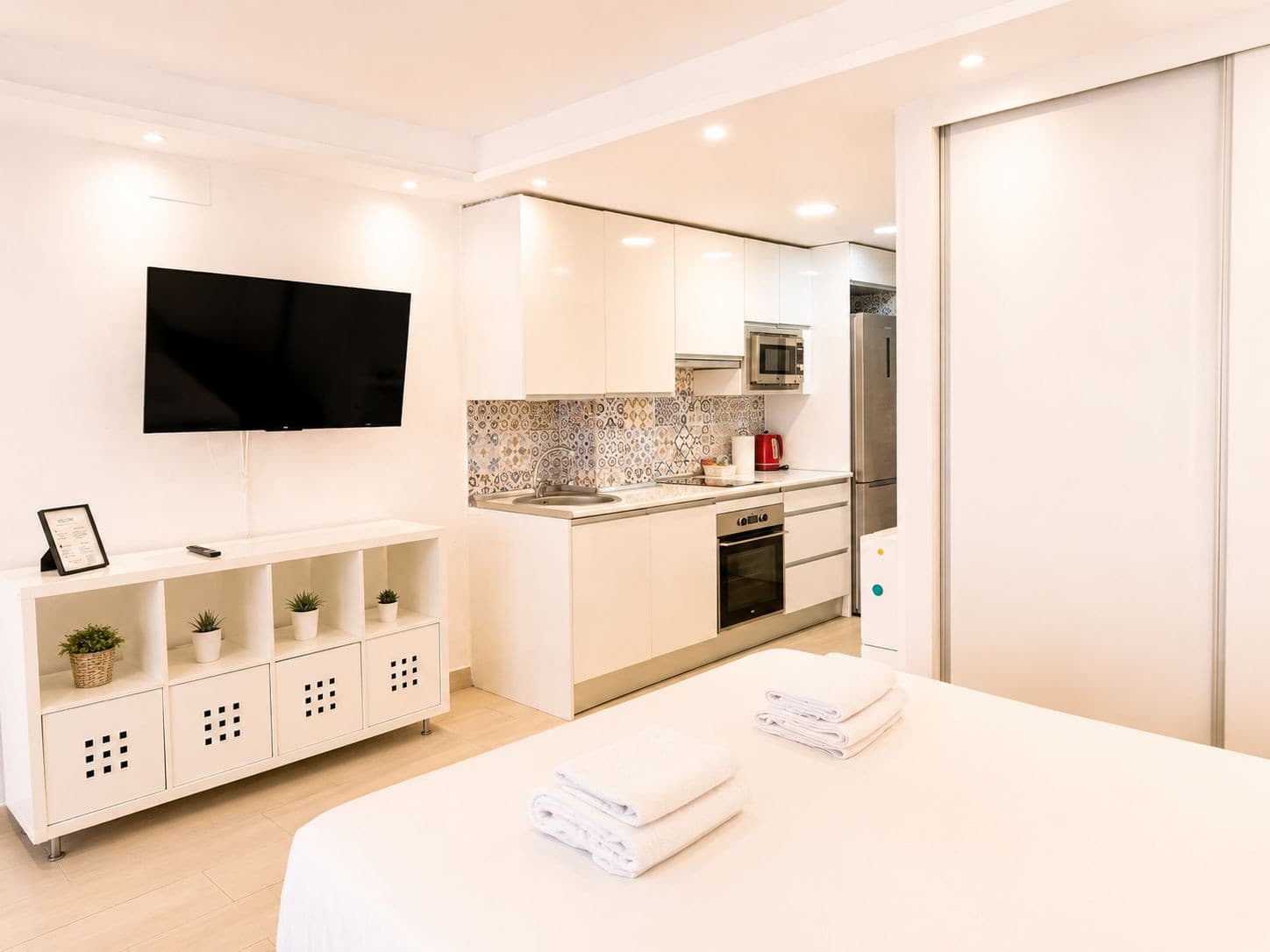 Benalmádena – Arroyo de la Miel | Renovated studio with tourist license and partial sea views For sale, a cozy, complete