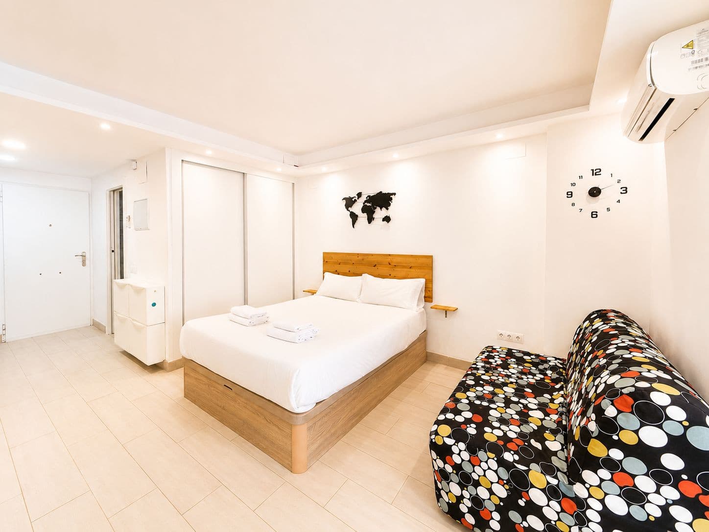 Benalmádena – Arroyo de la Miel | Renovated studio with tourist license and partial sea views For sale, a cozy, complete