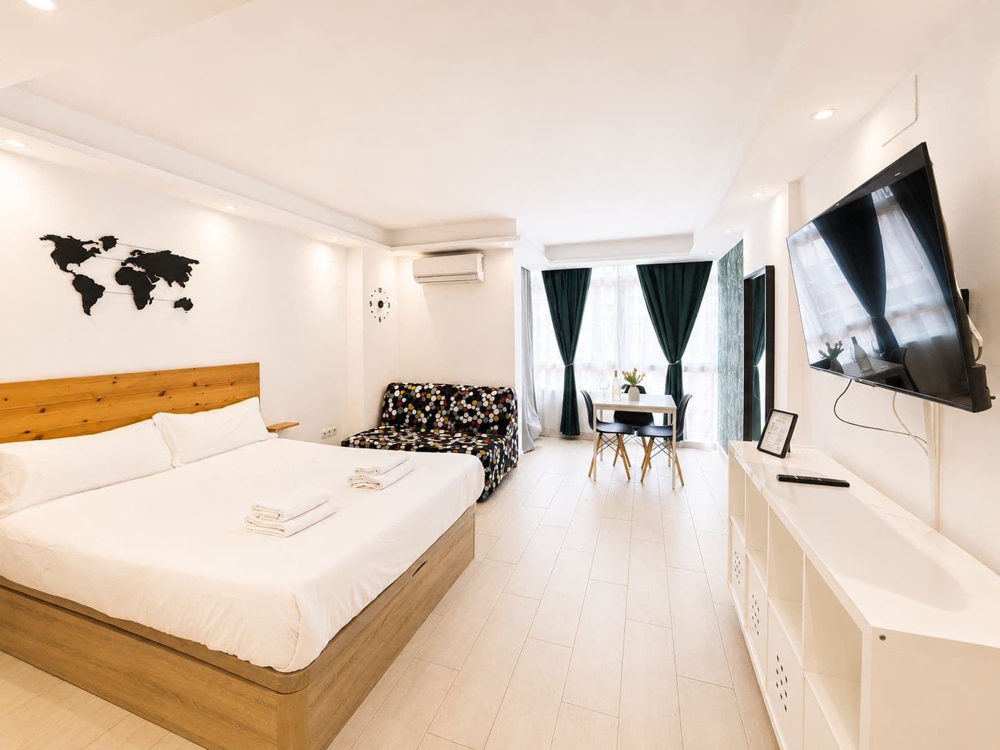 Benalmádena – Arroyo de la Miel | Estudio reformado con licencia turística y vistas parciales al mar En venta acogedor e