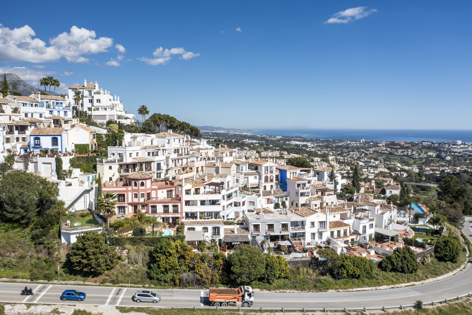 Located in the sought-after community of La Perla de la Heredia, on the Ronda road near Marbella, this exceptional five-