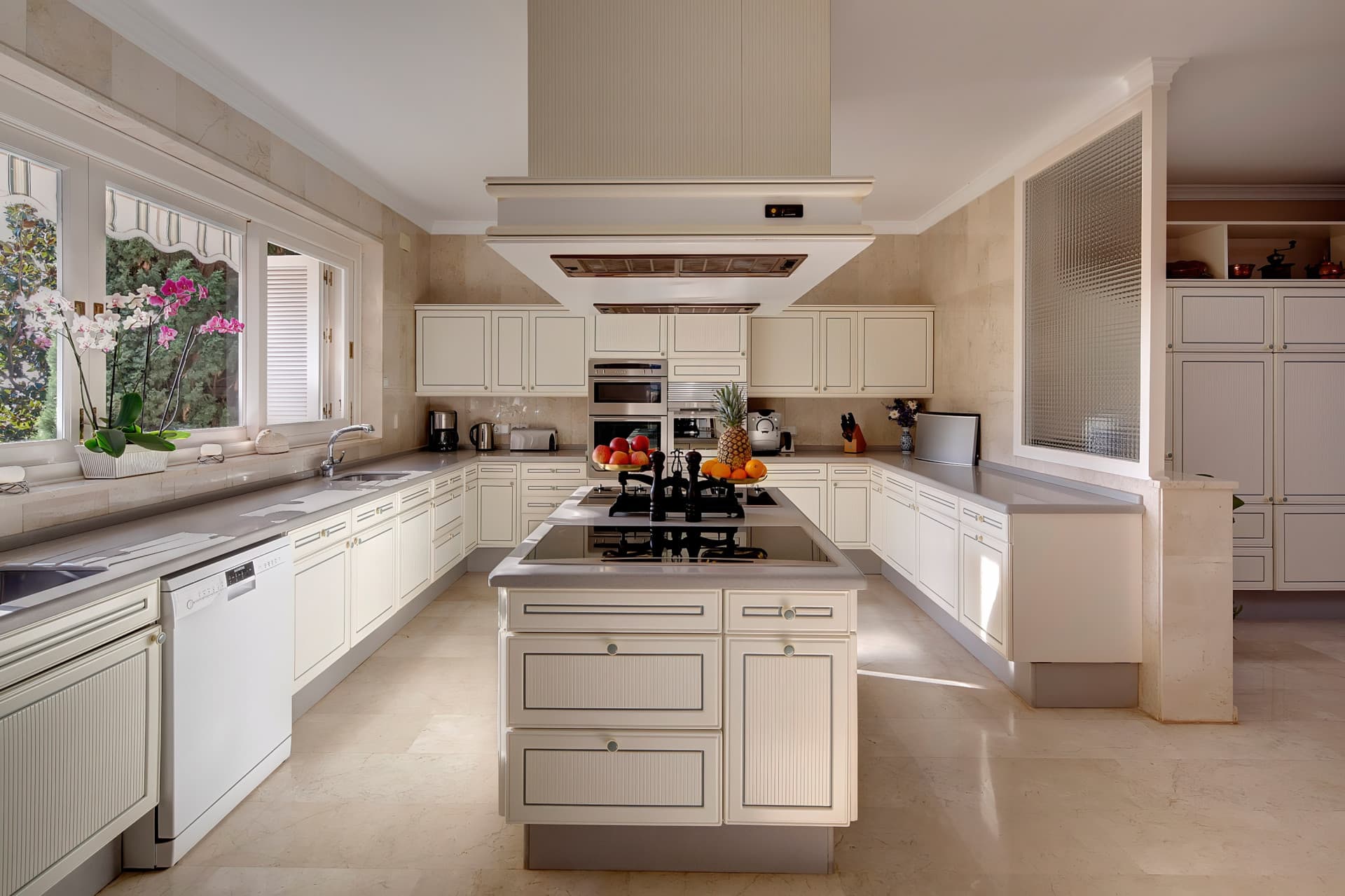 A Masterpiece of Elegance and Serenity Discover timeless elegance in this exceptional villa located in Río Real, one of