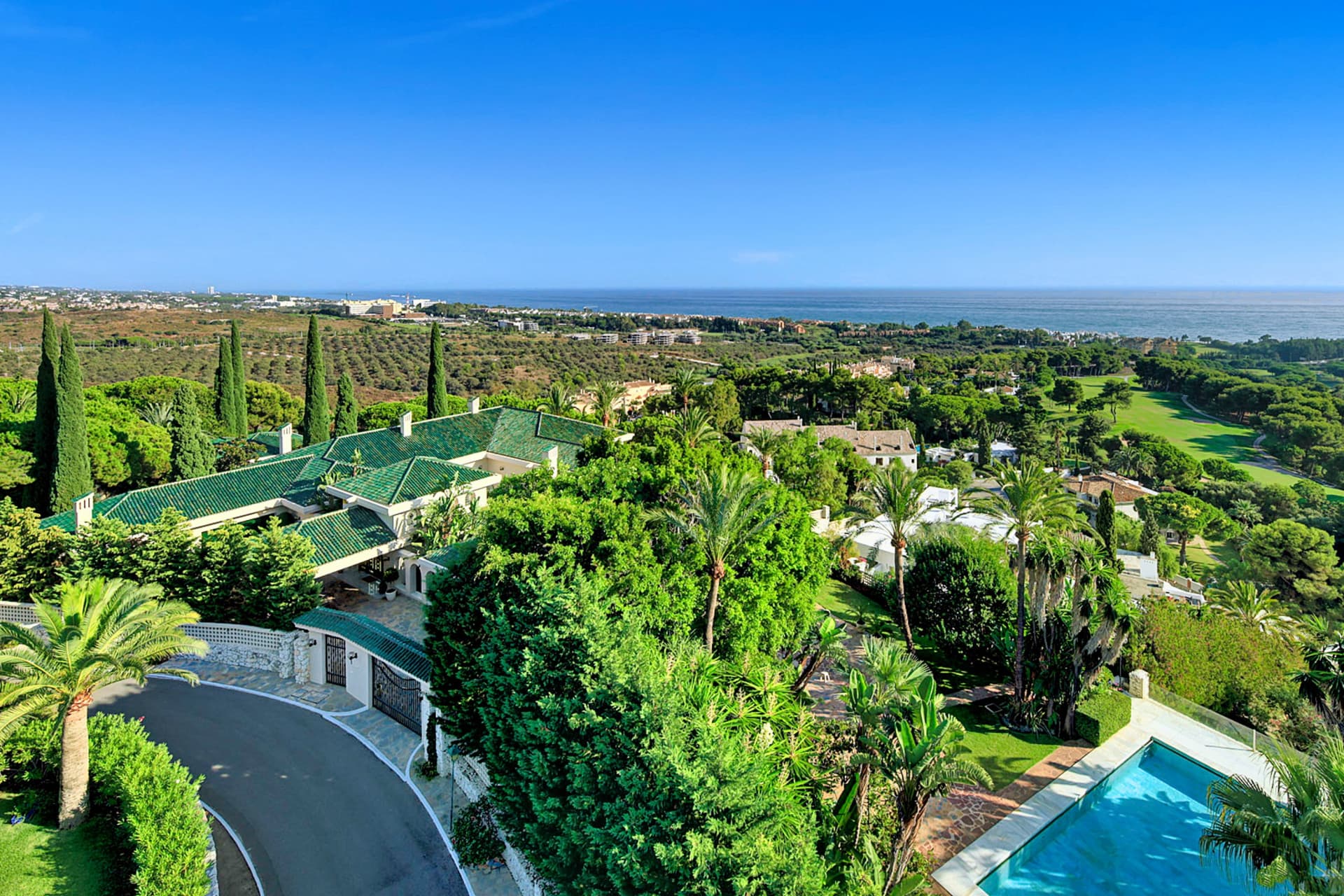 A Masterpiece of Elegance and Serenity Discover timeless elegance in this exceptional villa located in Río Real, one of