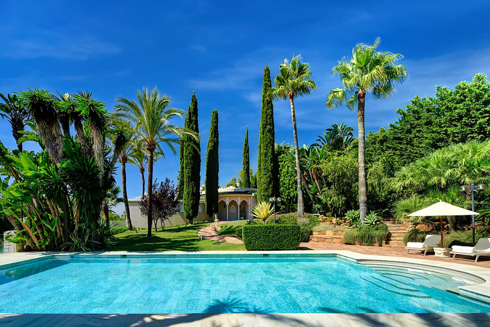 A Masterpiece of Elegance and Serenity Discover timeless elegance in this exceptional villa located in Río Real, one of