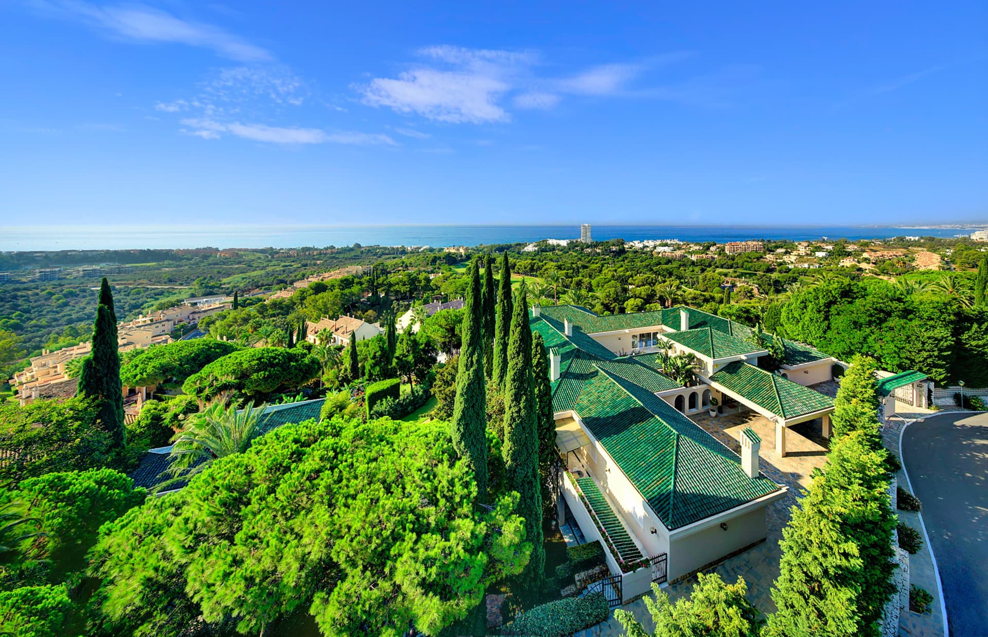 A Masterpiece of Elegance and Serenity Discover timeless elegance in this exceptional villa located in Río Real, one of