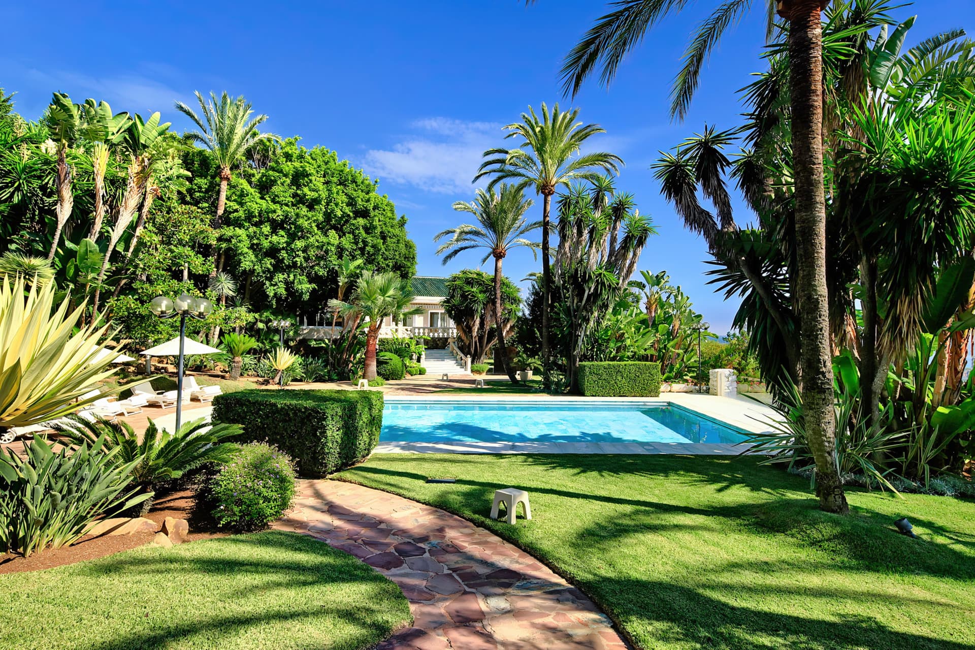 A Masterpiece of Elegance and Serenity Discover timeless elegance in this exceptional villa located in Río Real, one of