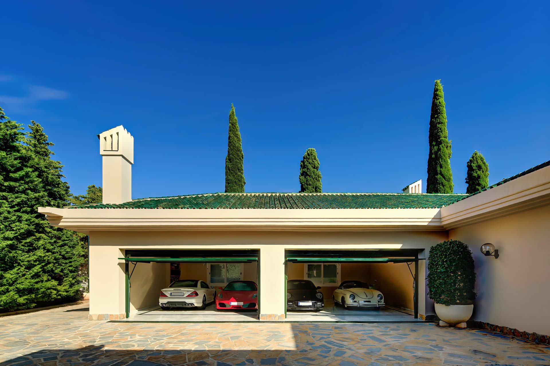 A Masterpiece of Elegance and Serenity Discover timeless elegance in this exceptional villa located in Río Real, one of