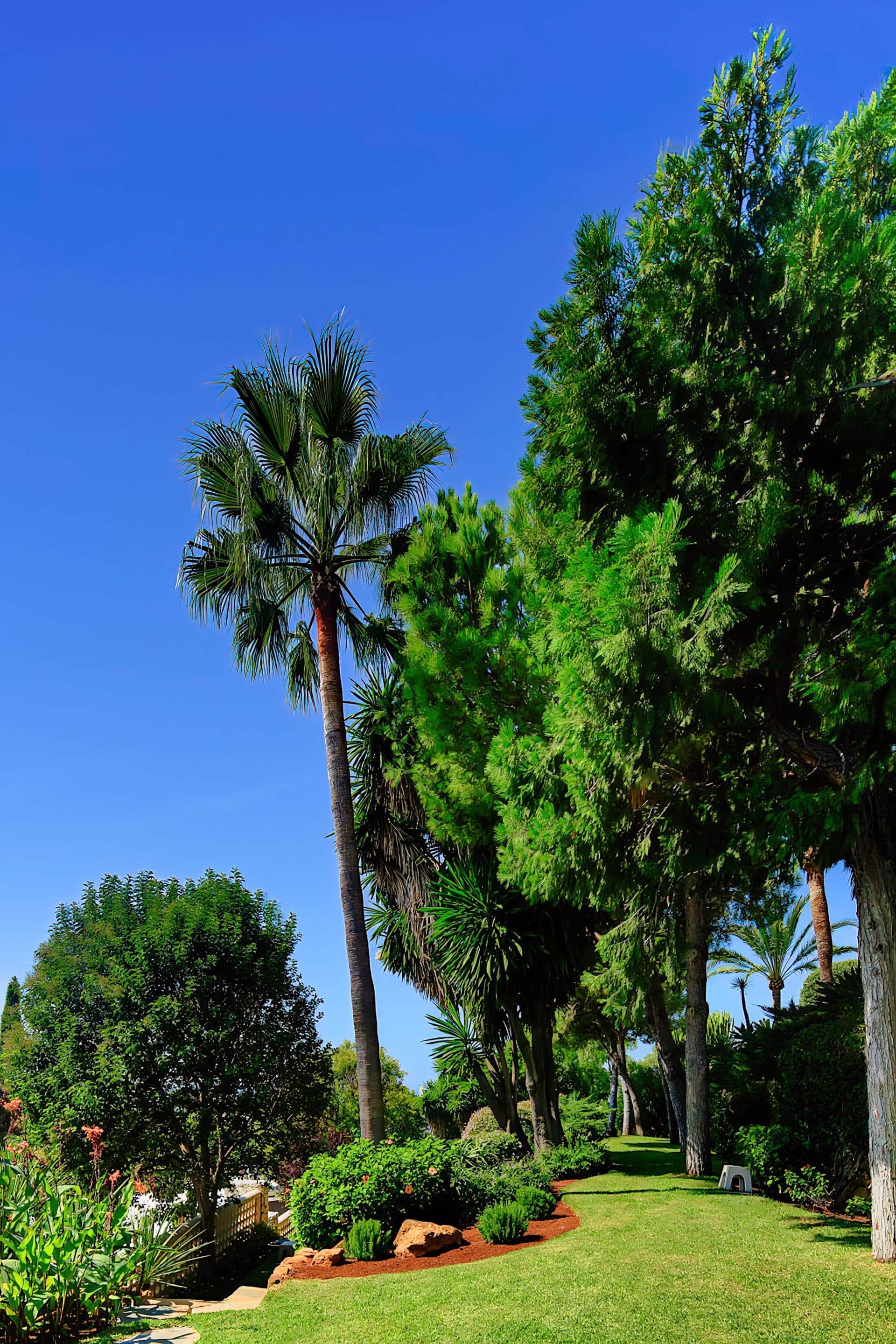 A Masterpiece of Elegance and Serenity Discover timeless elegance in this exceptional villa located in Río Real, one of
