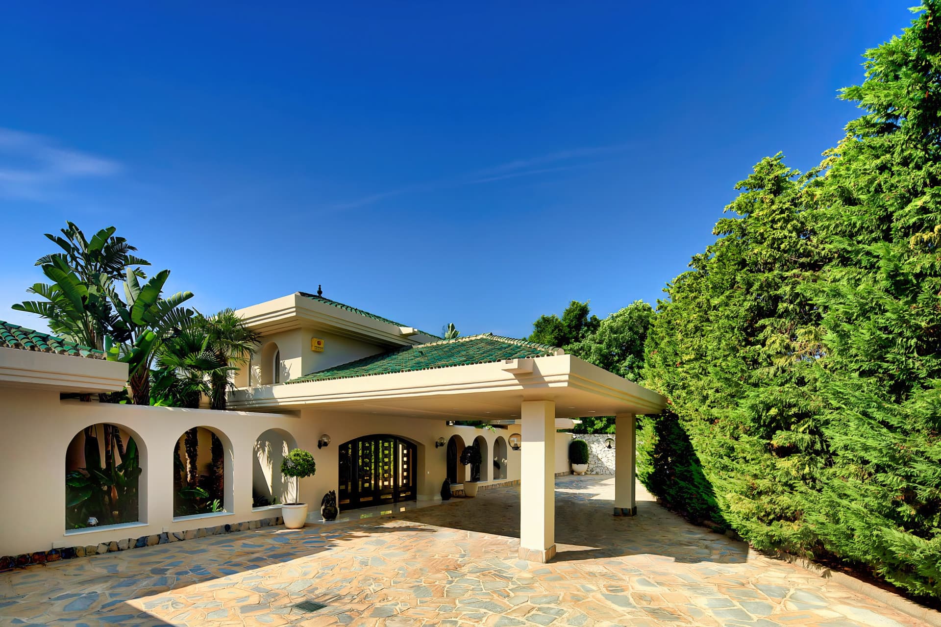 A Masterpiece of Elegance and Serenity Discover timeless elegance in this exceptional villa located in Río Real, one of
