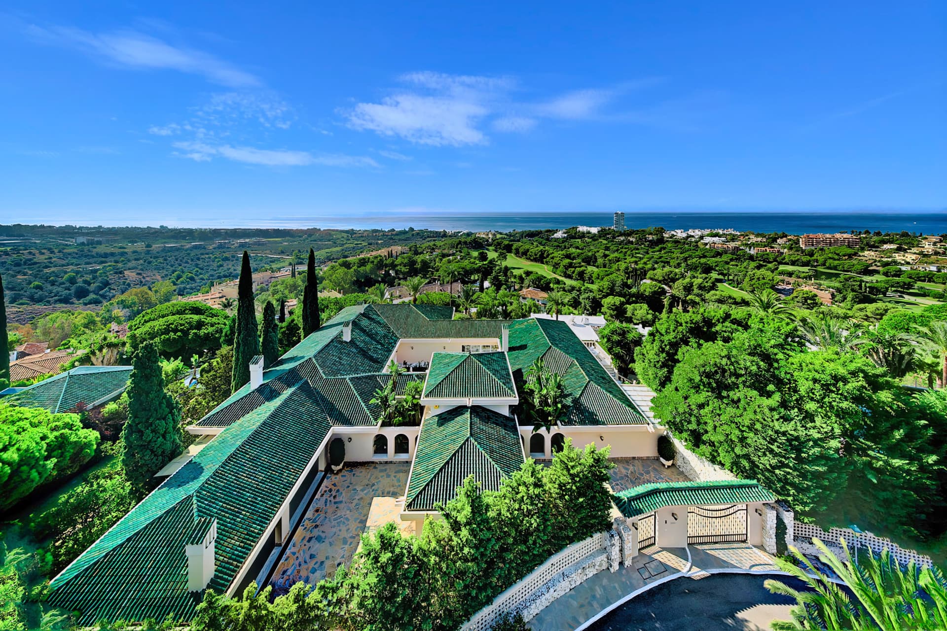 A Masterpiece of Elegance and Serenity Discover timeless elegance in this exceptional villa located in Río Real, one of