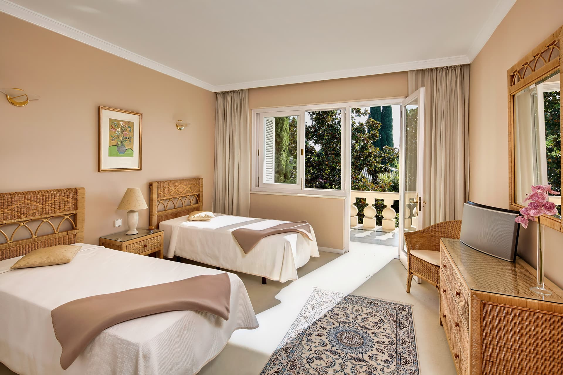 A Masterpiece of Elegance and Serenity Discover timeless elegance in this exceptional villa located in Río Real, one of