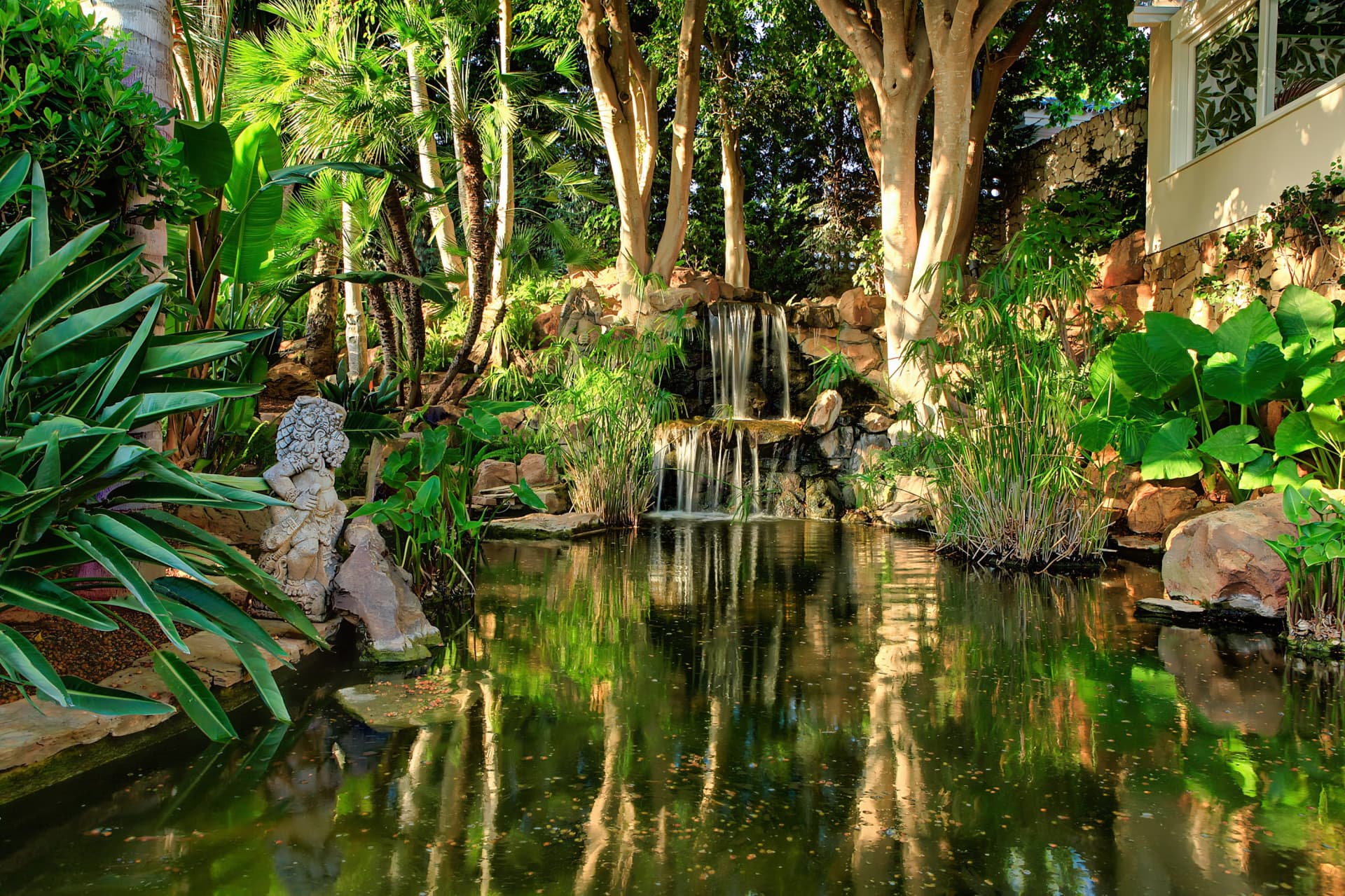 A Masterpiece of Elegance and Serenity Discover timeless elegance in this exceptional villa located in Río Real, one of