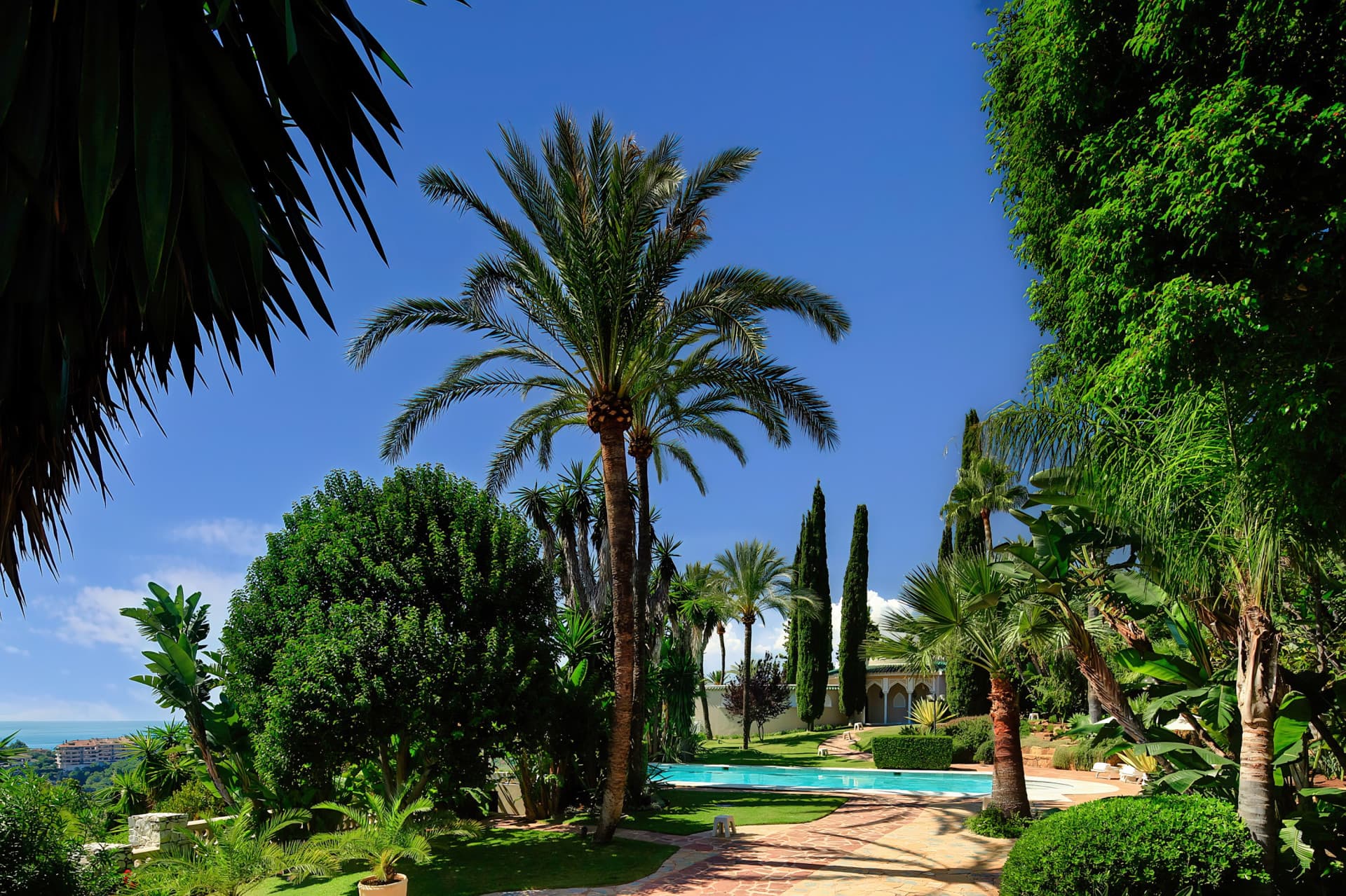 A Masterpiece of Elegance and Serenity Discover timeless elegance in this exceptional villa located in Río Real, one of