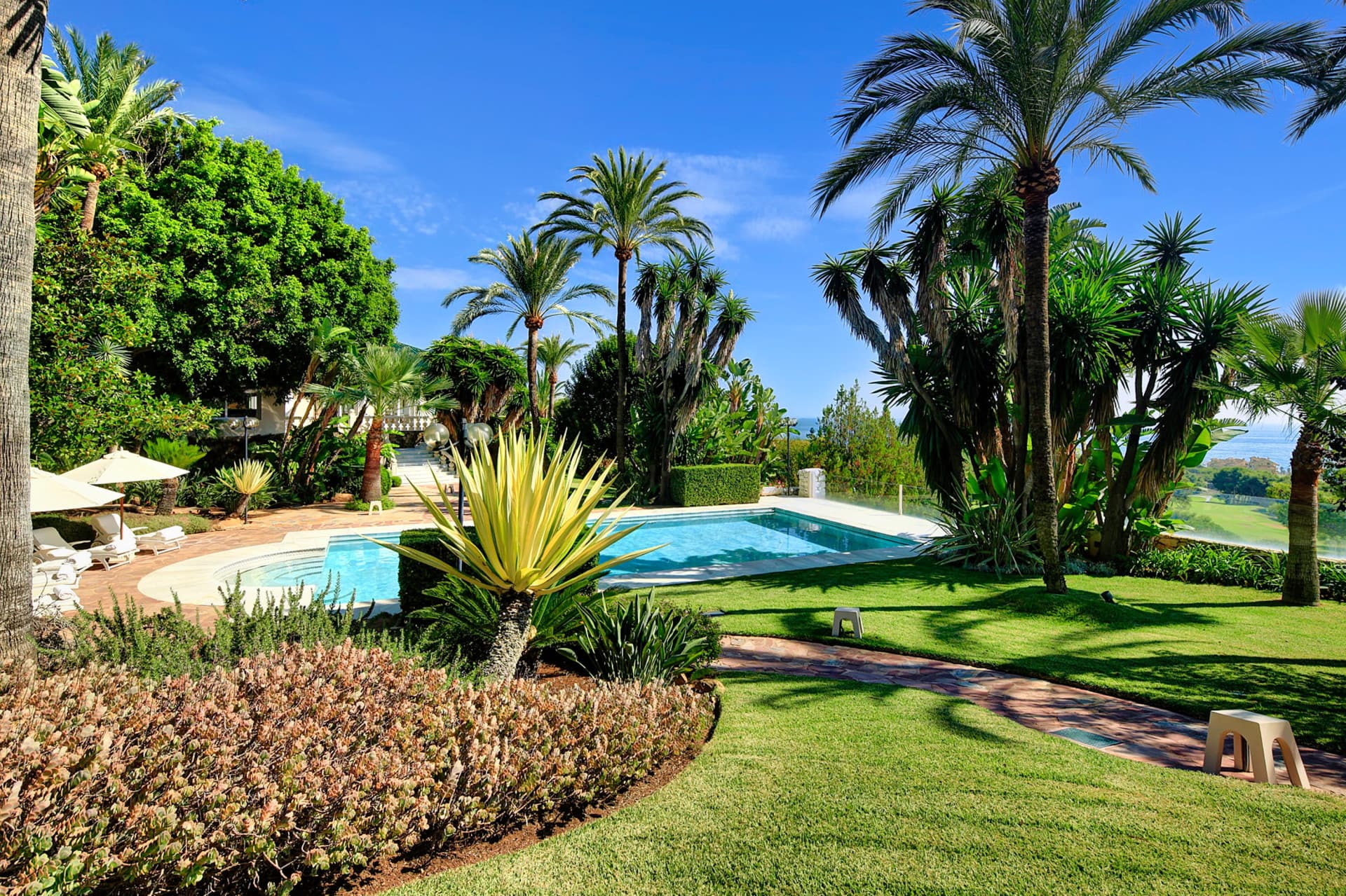 A Masterpiece of Elegance and Serenity Discover timeless elegance in this exceptional villa located in Río Real, one of