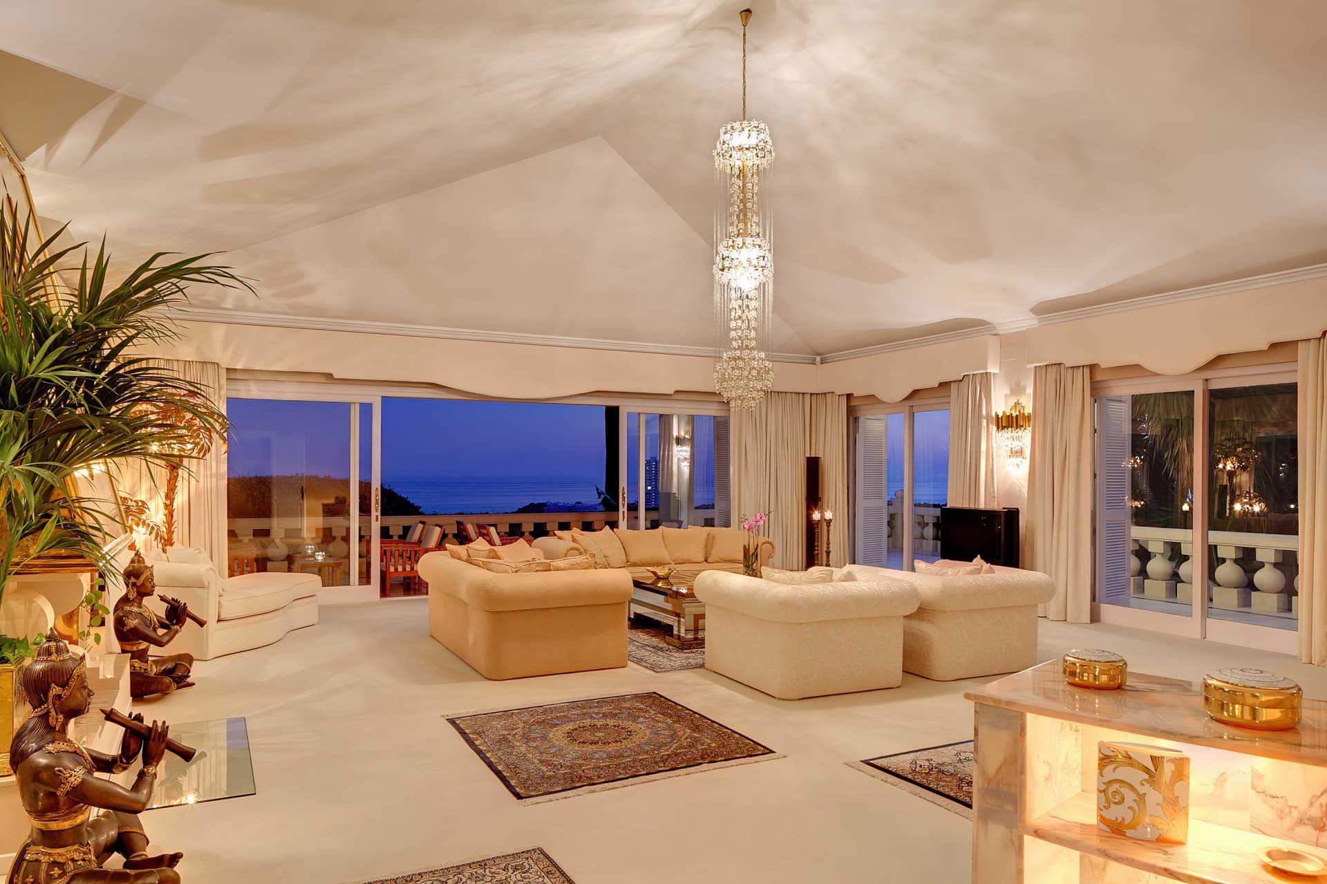 A Masterpiece of Elegance and Serenity Discover timeless elegance in this exceptional villa located in Río Real, one of