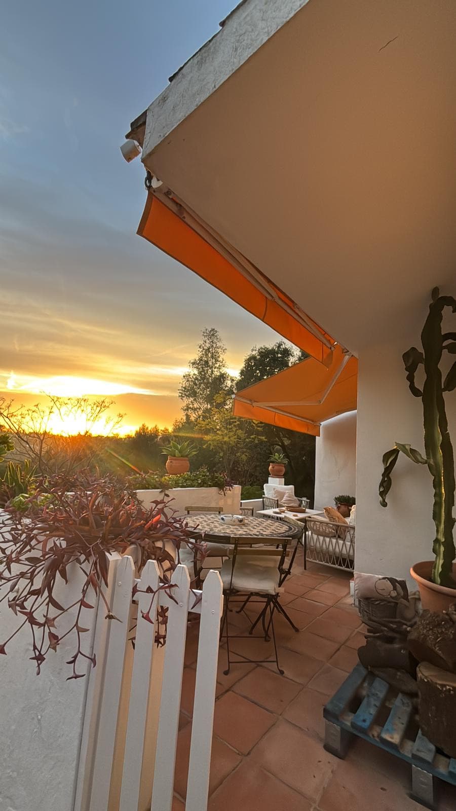 Spectacular detached house, completely renovated in an Andalusian-Mediterranean style, located in a quiet area of Selwo