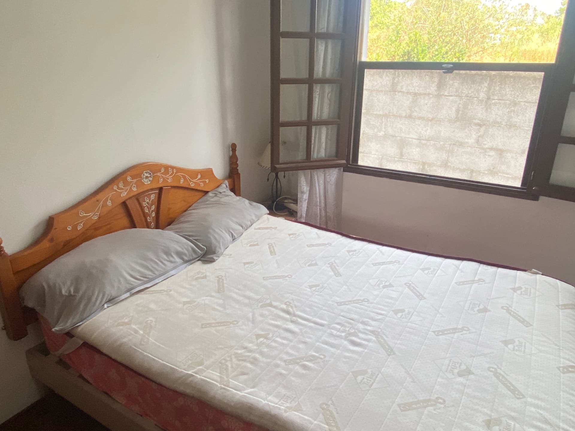 Se presenta una villa en El Velerin, una zona tranquila de Estepona Este, Málaga