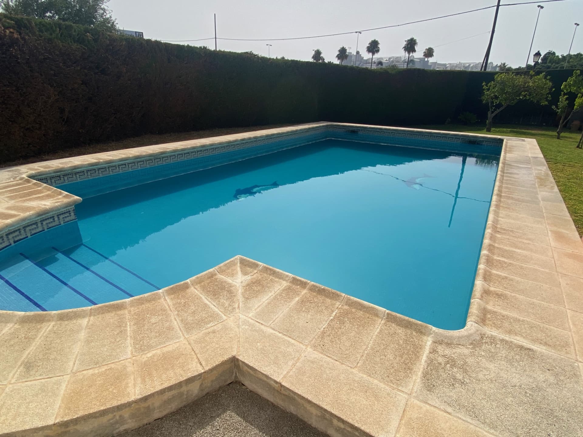 Se presenta una villa en El Velerin, una zona tranquila de Estepona Este, Málaga
