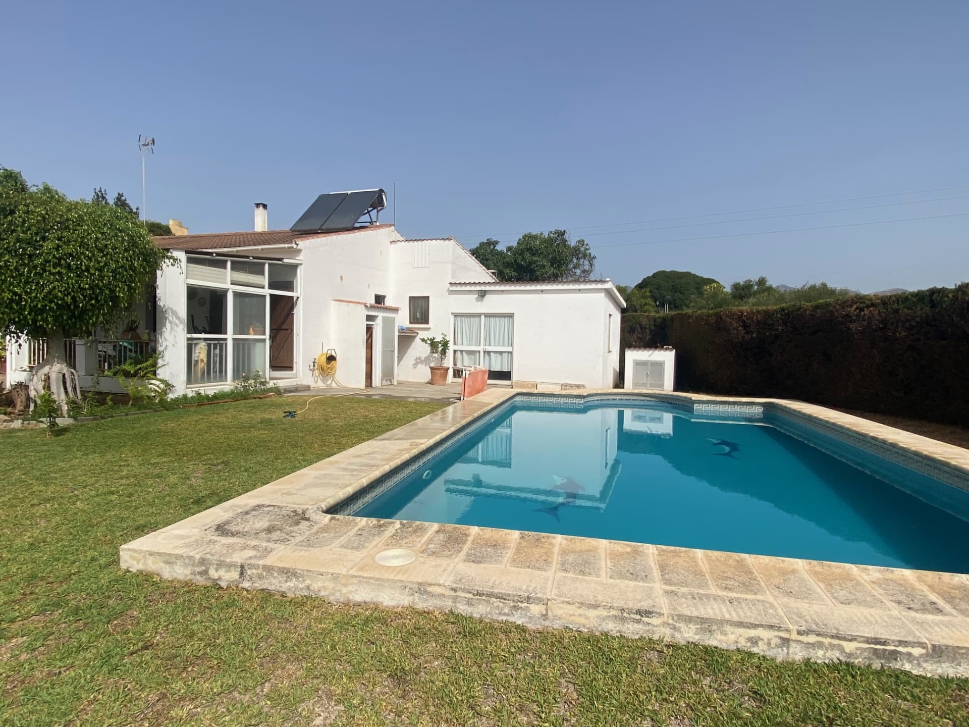 Se presenta una villa en El Velerin, una zona tranquila de Estepona Este, Málaga