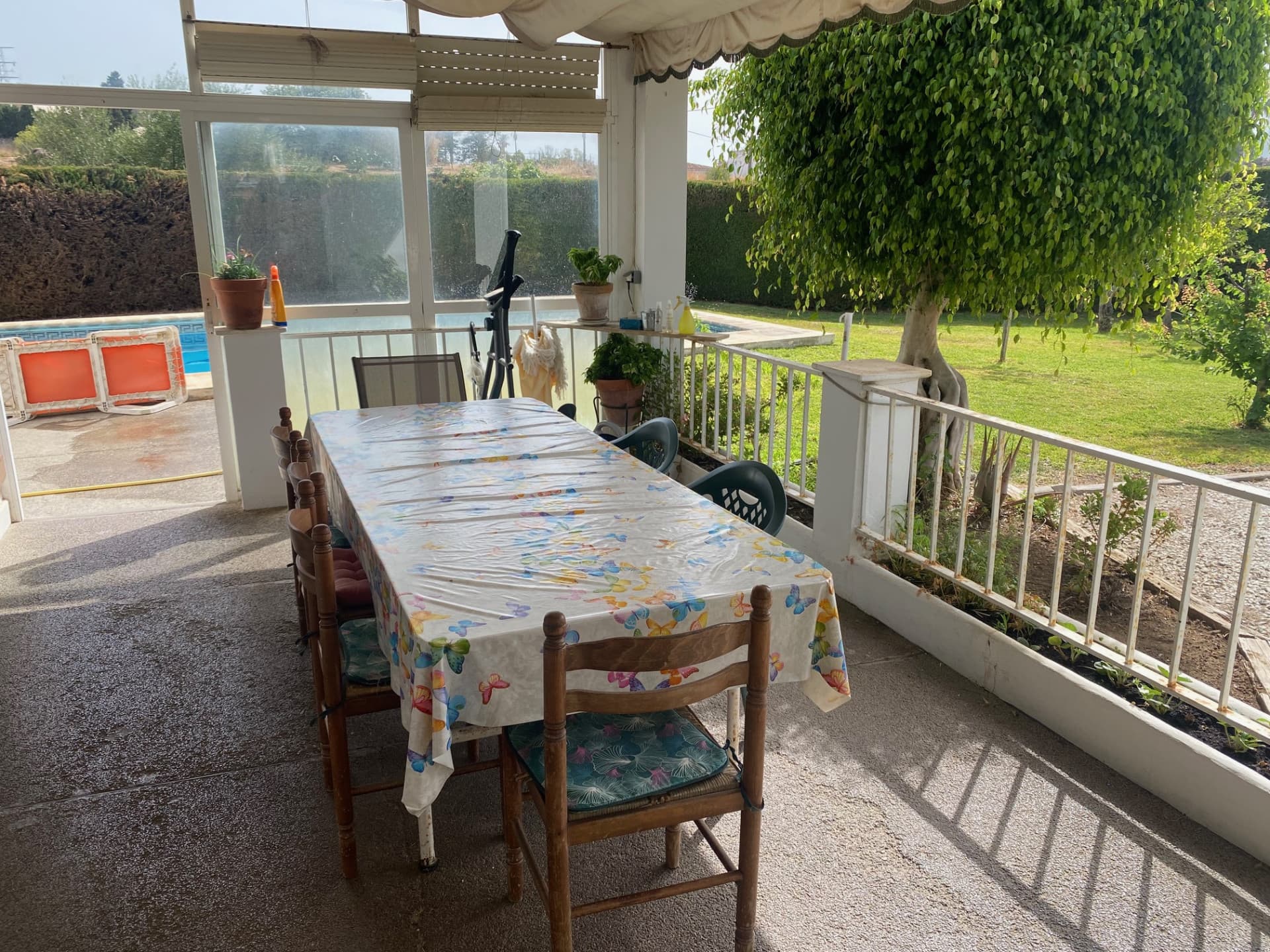 Se presenta una villa en El Velerin, una zona tranquila de Estepona Este, Málaga
