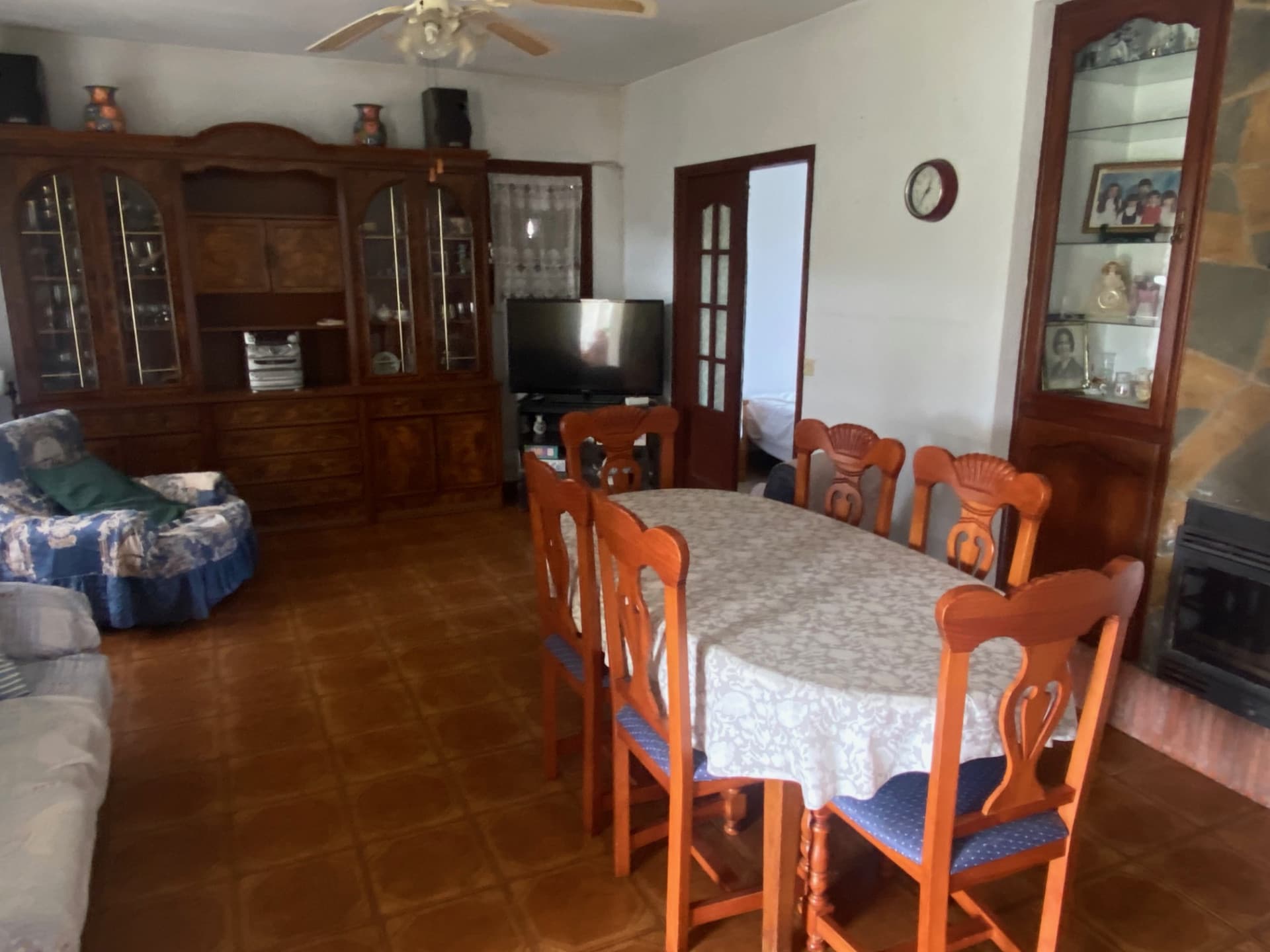 Se presenta una villa en El Velerin, una zona tranquila de Estepona Este, Málaga