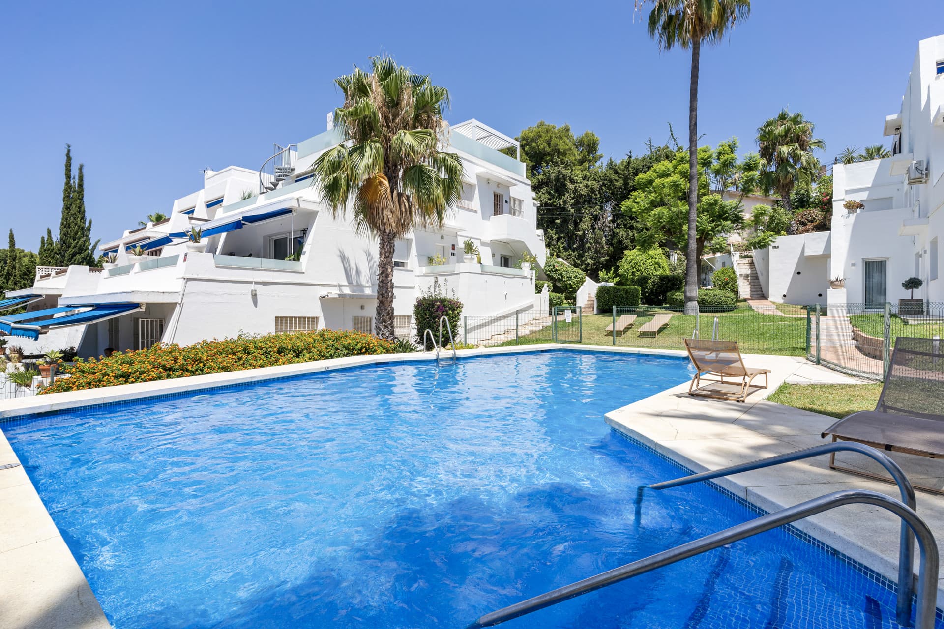 ESPACIOSO APARTAMENTO DE 3 DORMITORIOS NUEVA ANDALUCÍA - A PIE DE PUERTO BANÚS Idealmente situado en el corazón de Nueva