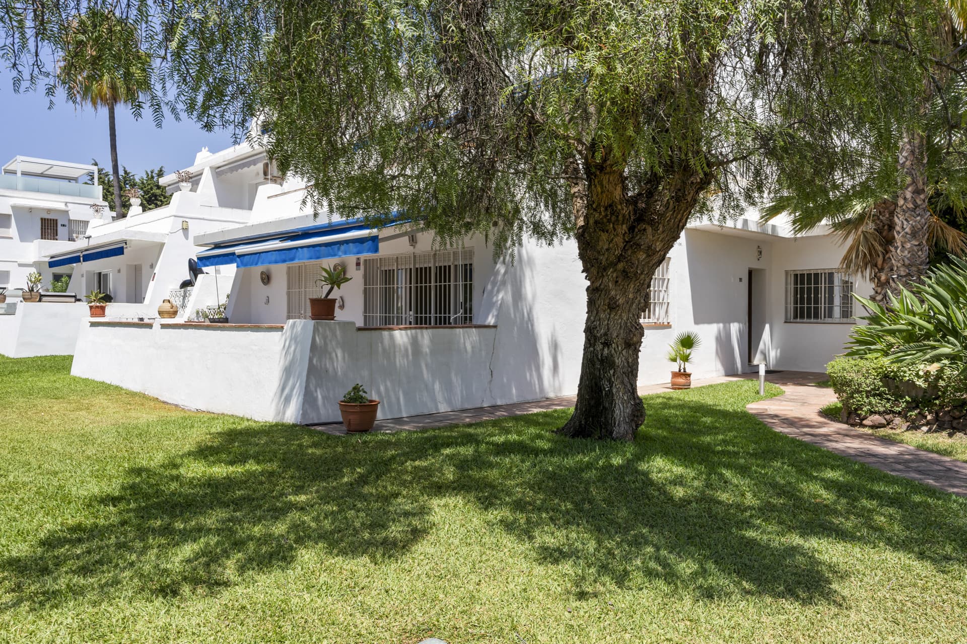 ESPACIOSO APARTAMENTO DE 3 DORMITORIOS NUEVA ANDALUCÍA - A PIE DE PUERTO BANÚS Idealmente situado en el corazón de Nueva