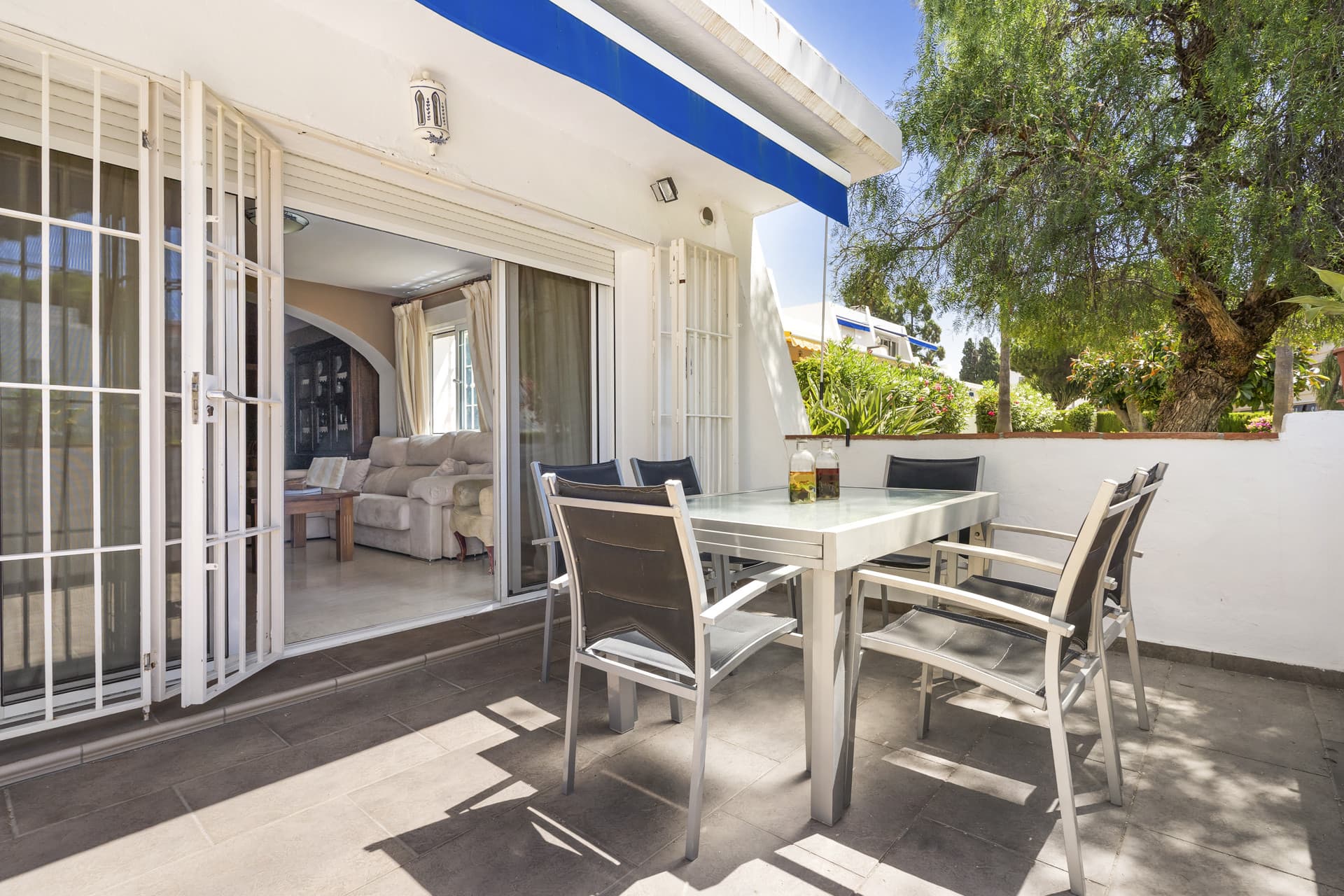 ESPACIOSO APARTAMENTO DE 3 DORMITORIOS NUEVA ANDALUCÍA - A PIE DE PUERTO BANÚS Idealmente situado en el corazón de Nueva