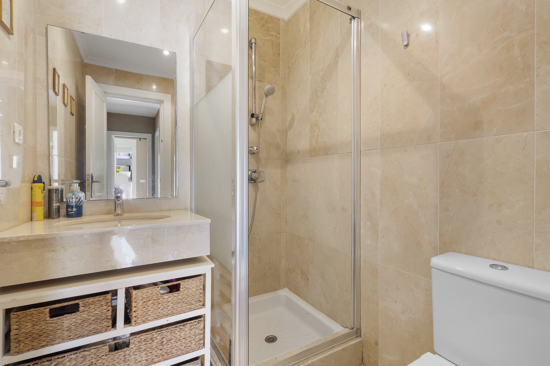 ESPACIOSO APARTAMENTO DE 3 DORMITORIOS NUEVA ANDALUCÍA - A PIE DE PUERTO BANÚS Idealmente situado en el corazón de Nueva