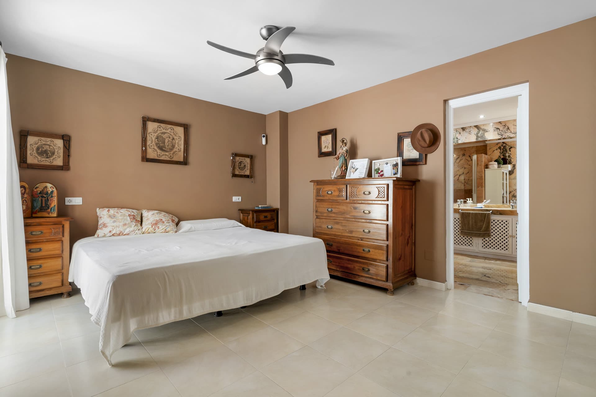 ESPACIOSO APARTAMENTO DE 3 DORMITORIOS NUEVA ANDALUCÍA - A PIE DE PUERTO BANÚS Idealmente situado en el corazón de Nueva
