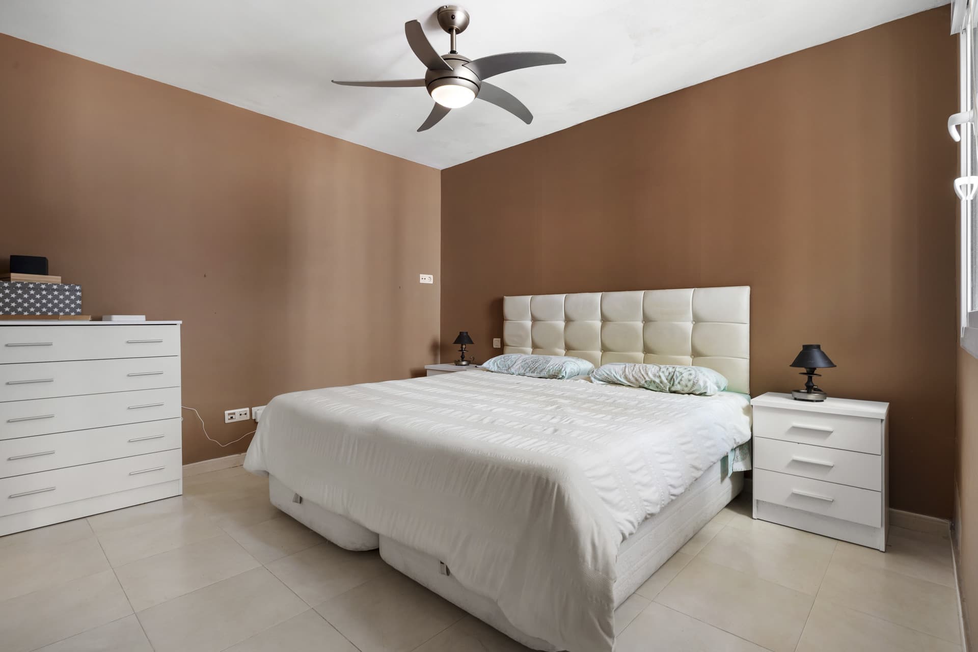 ESPACIOSO APARTAMENTO DE 3 DORMITORIOS NUEVA ANDALUCÍA - A PIE DE PUERTO BANÚS Idealmente situado en el corazón de Nueva