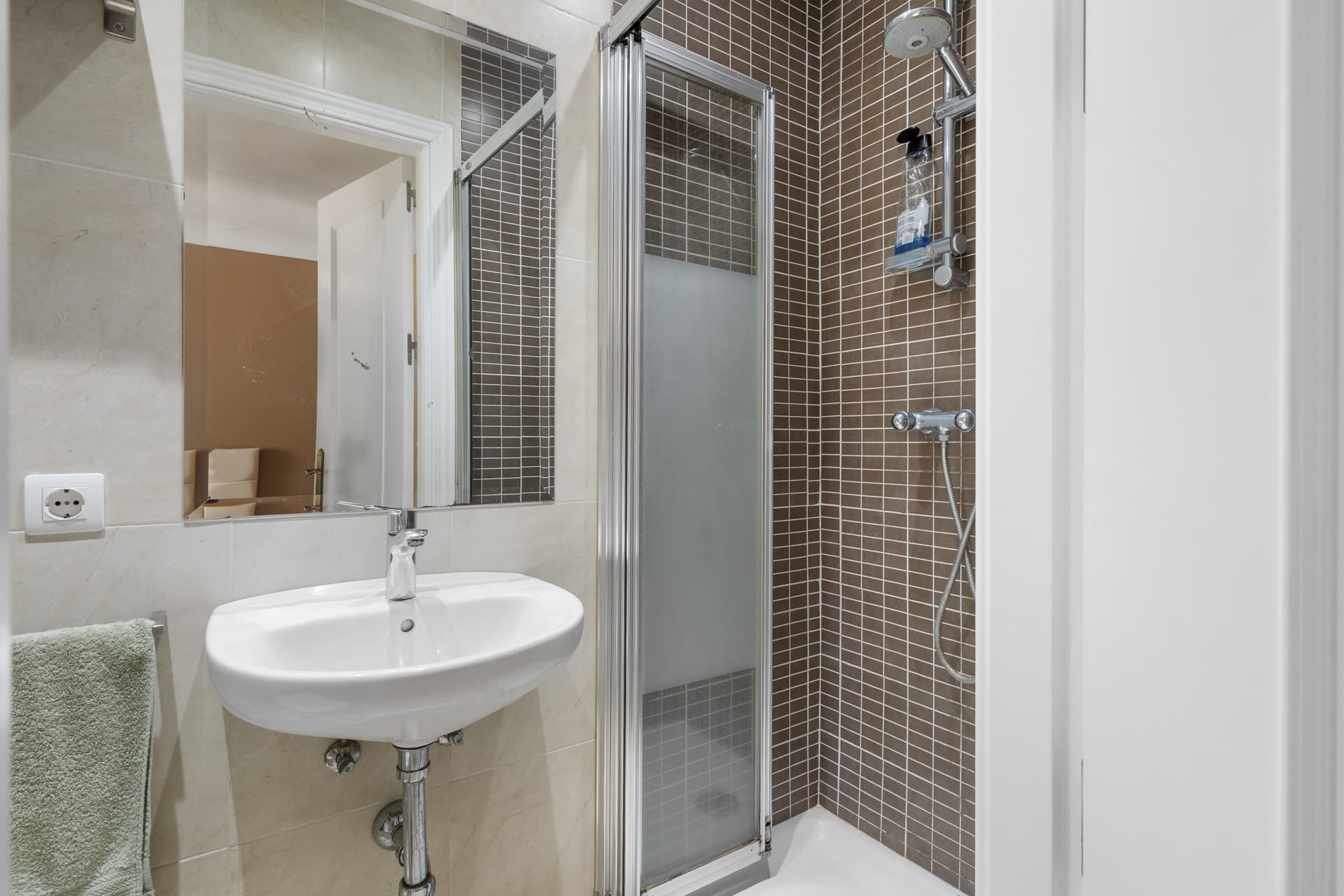 ESPACIOSO APARTAMENTO DE 3 DORMITORIOS NUEVA ANDALUCÍA - A PIE DE PUERTO BANÚS Idealmente situado en el corazón de Nueva